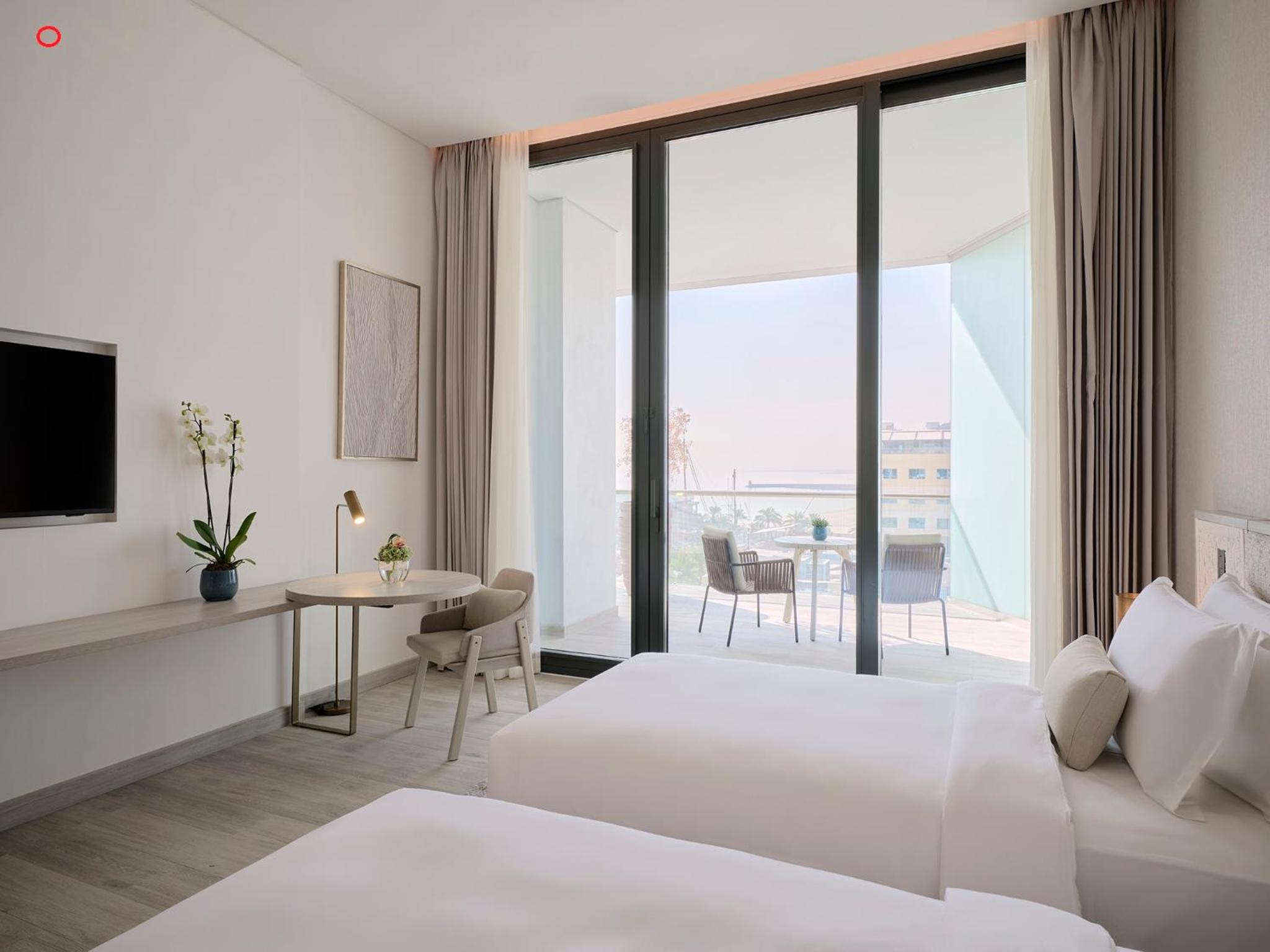 Deluxe Twin Room with Balcony - Furnished - Photo 1