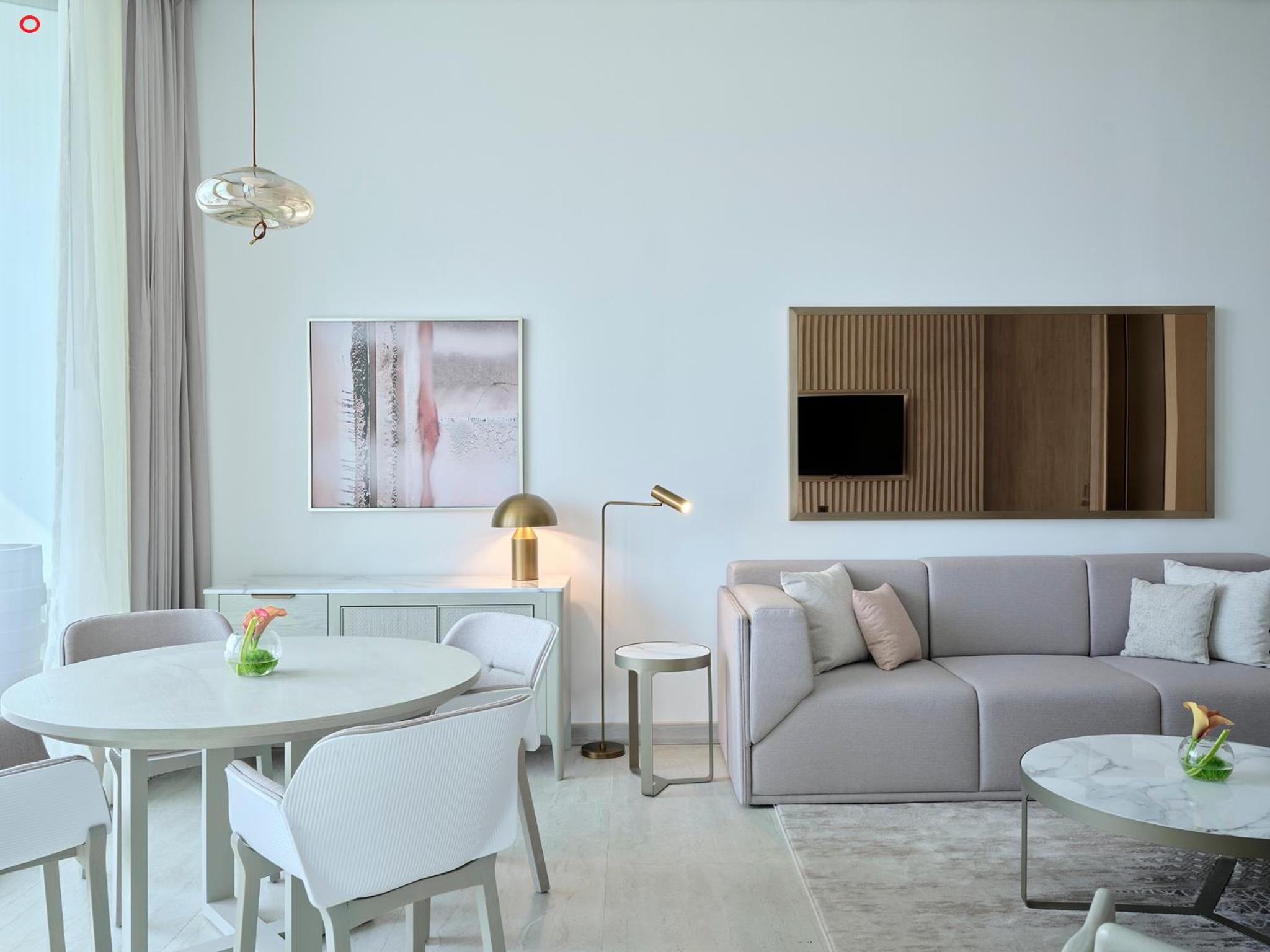 One-Bedroom Suite with Balcony - Furnished - Photo 2