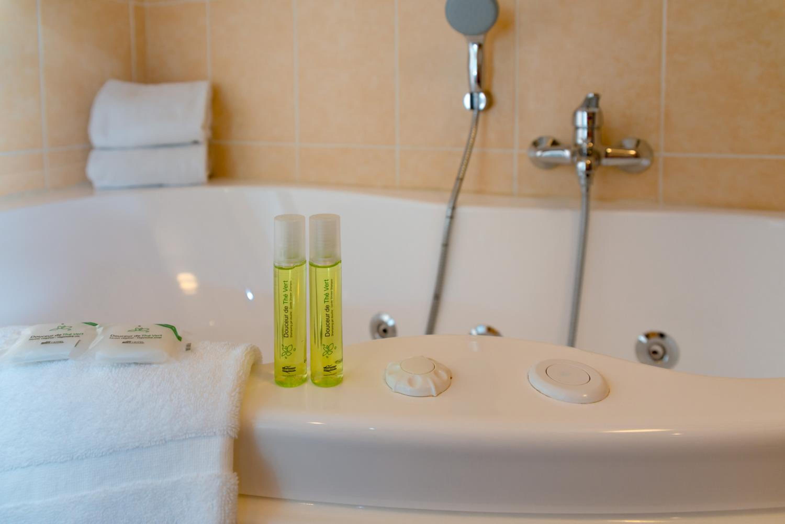 Double Room with Spa Bath photo 2