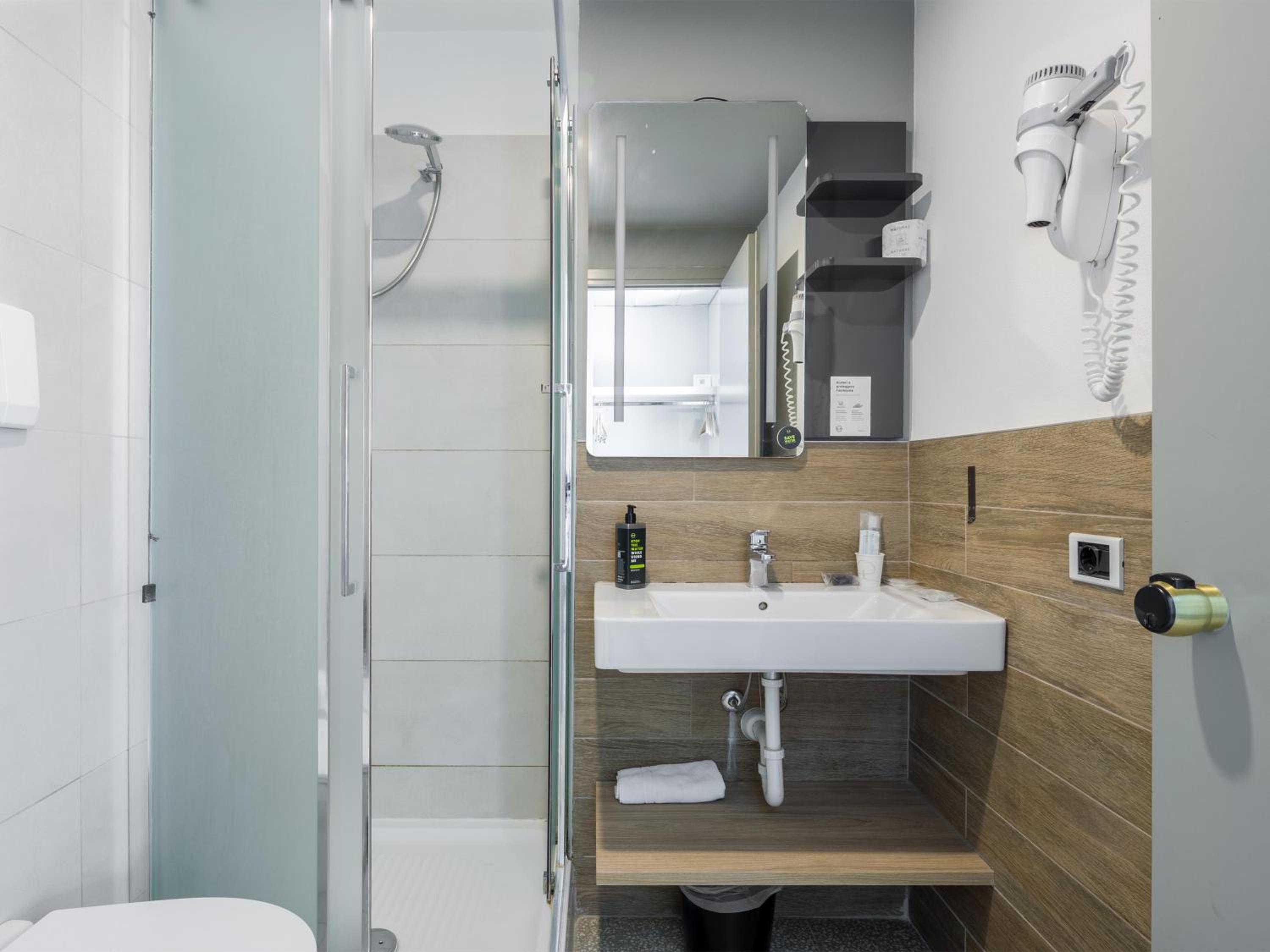 Twin Room - Photo 6