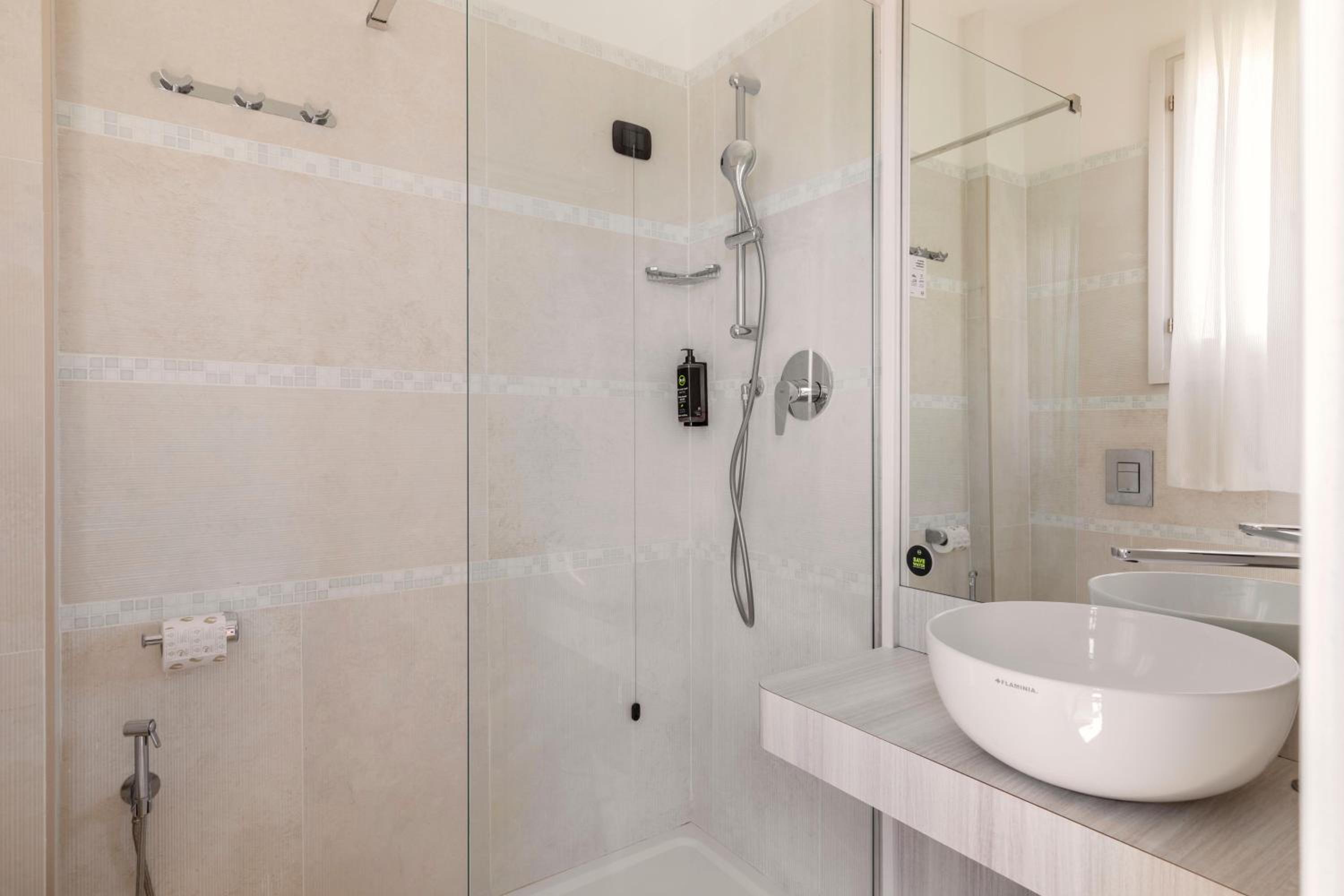 Standard Double Room - Photo 4