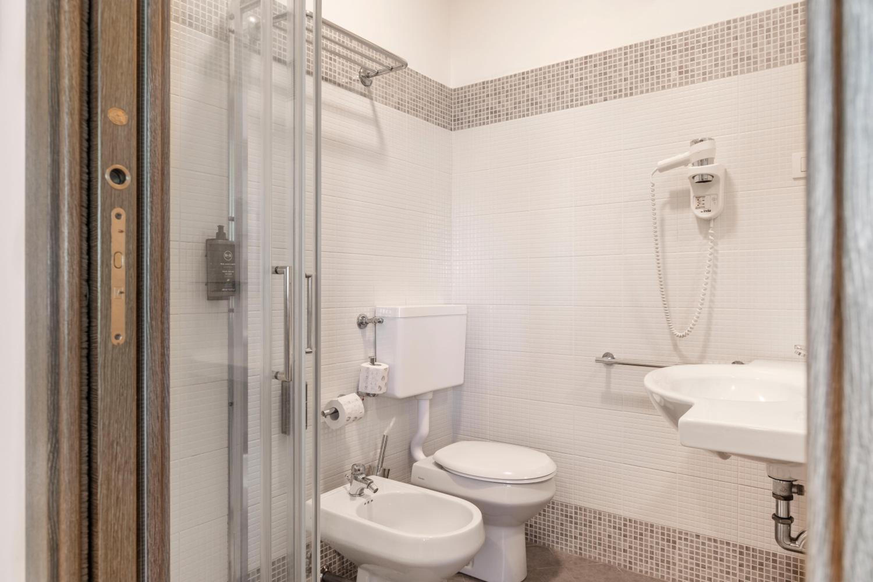 Quadruple Room with Sea View - Photo 6