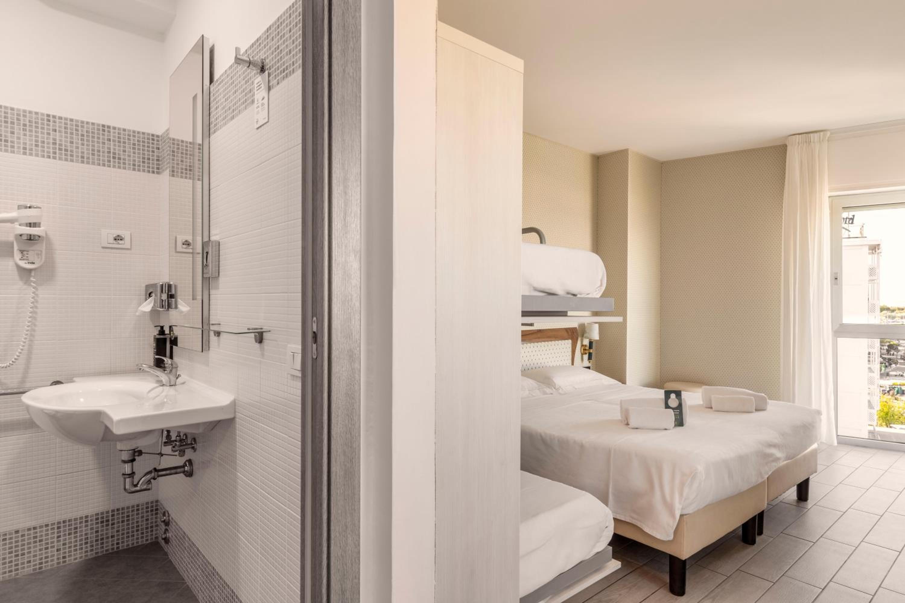 Quadruple Room with Sea View - Photo 1