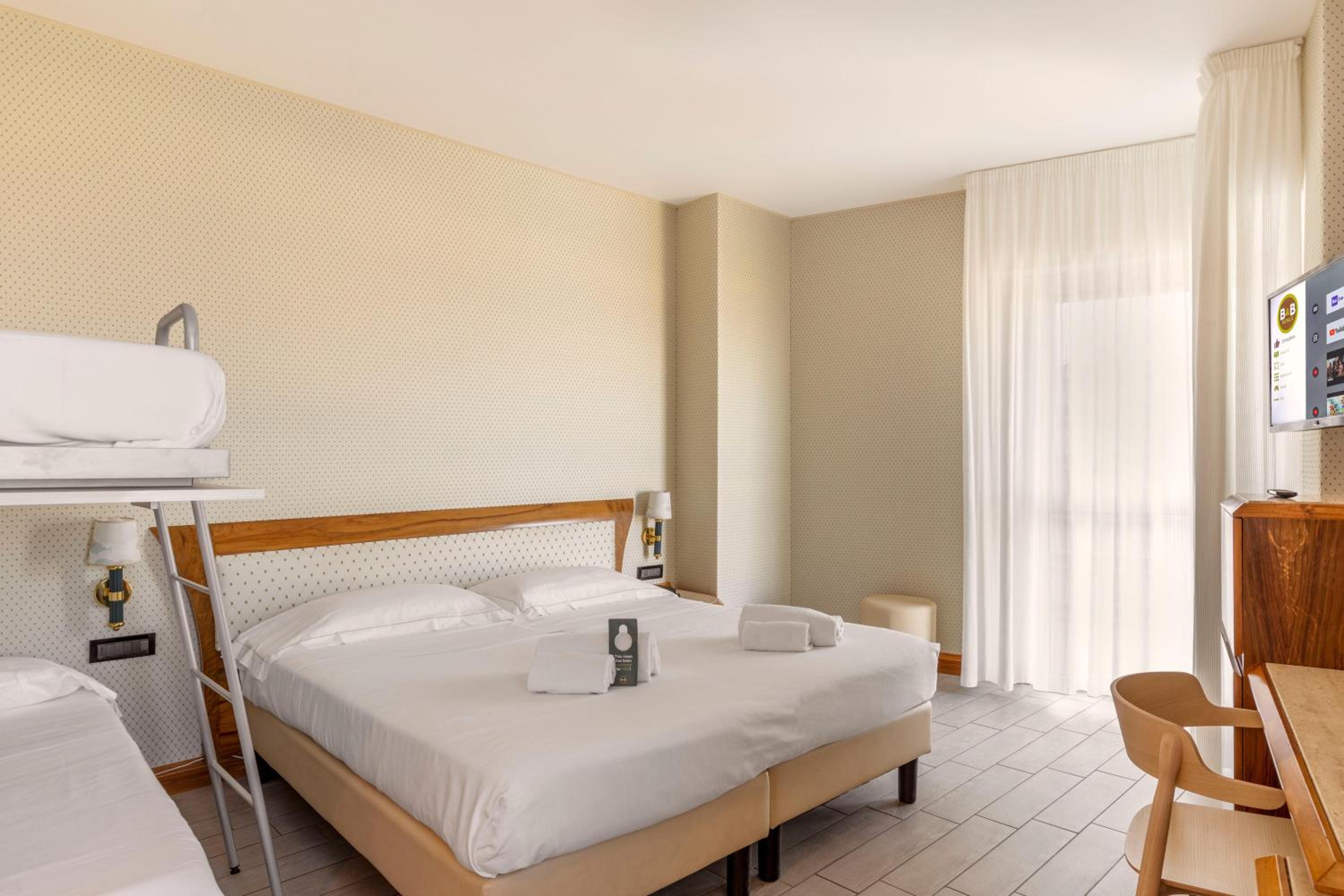Quadruple Room with Sea View - Photo 5