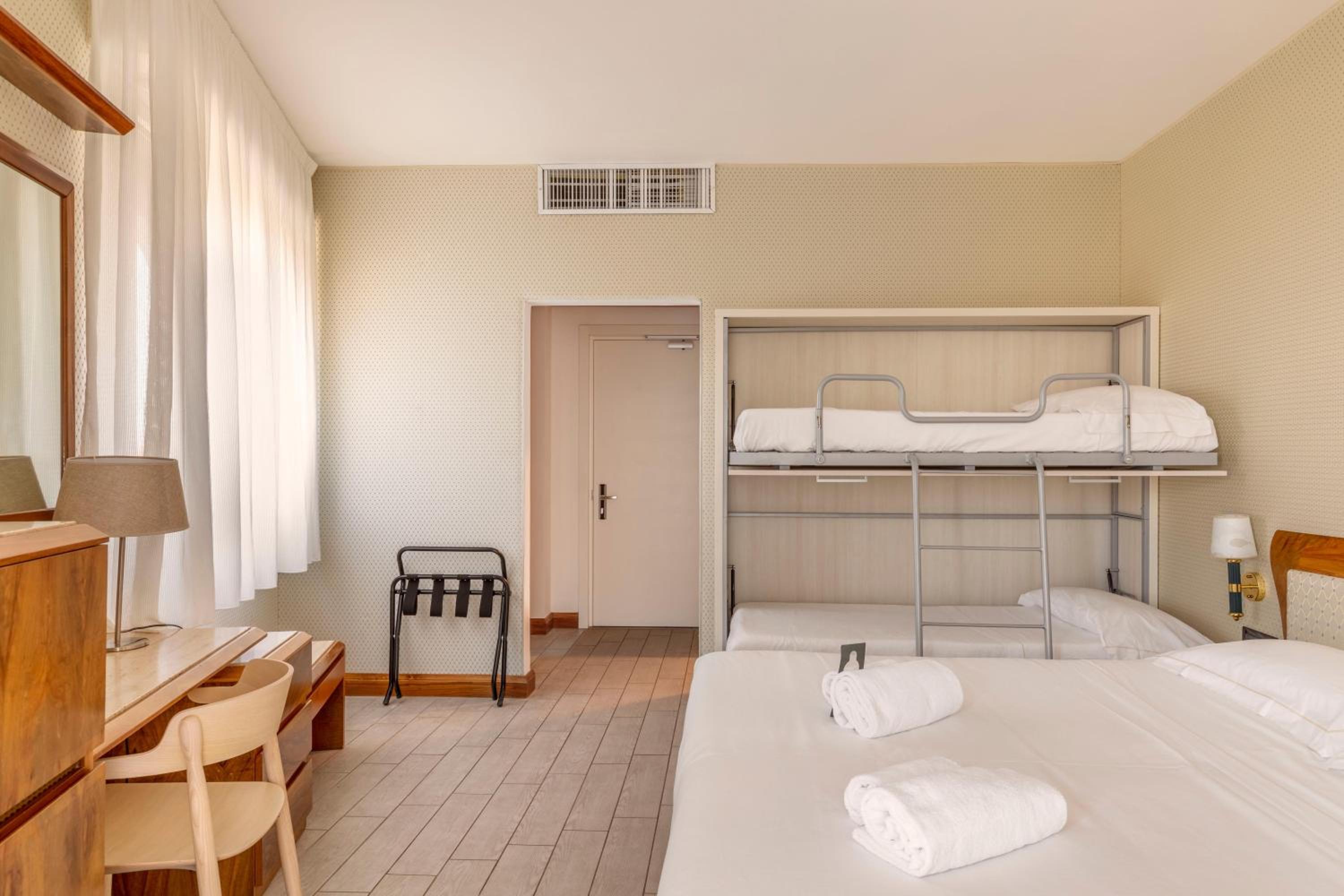 Quadruple Room with Sea View - Photo 4