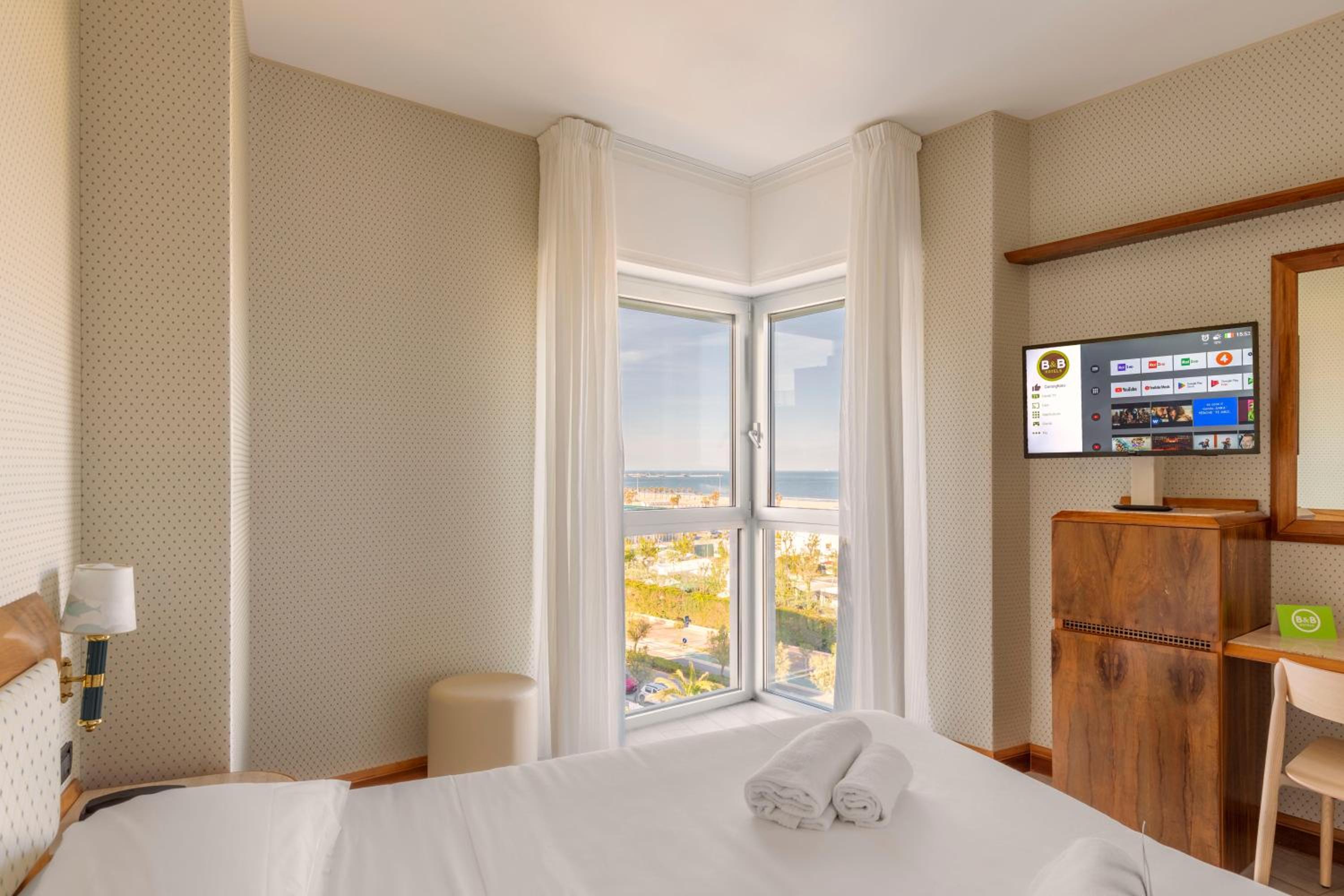 Quadruple Room with Sea View - Photo 3