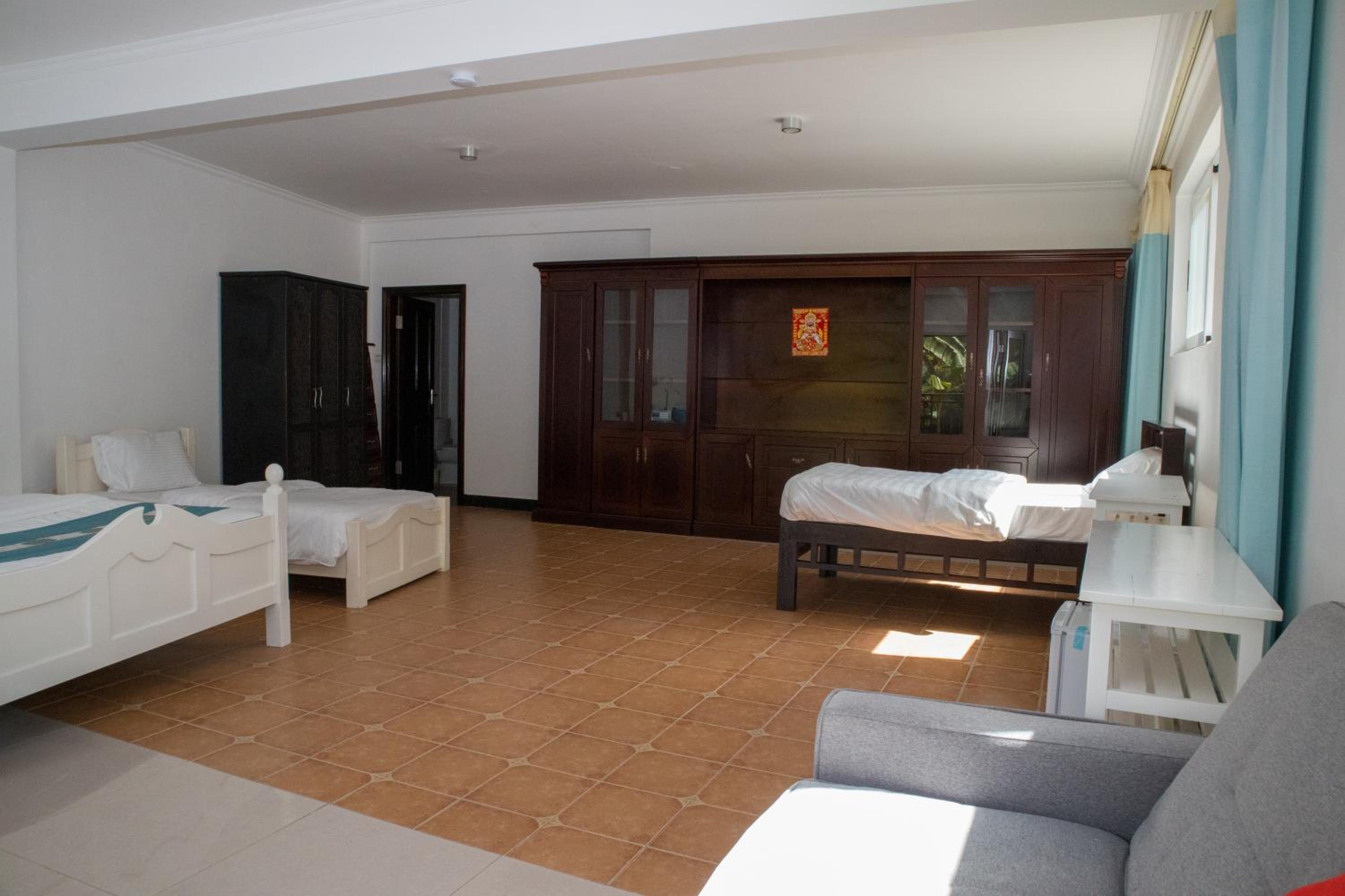 Family Room with Garden View