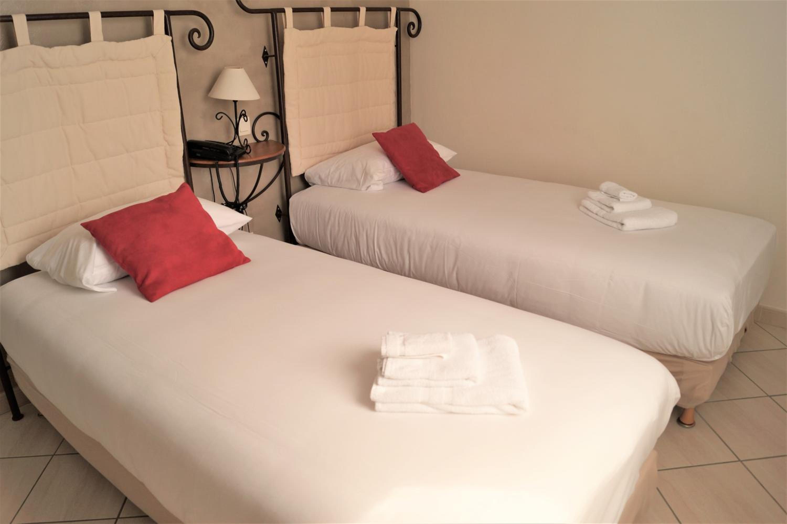 Standard Twin Room - Photo 7