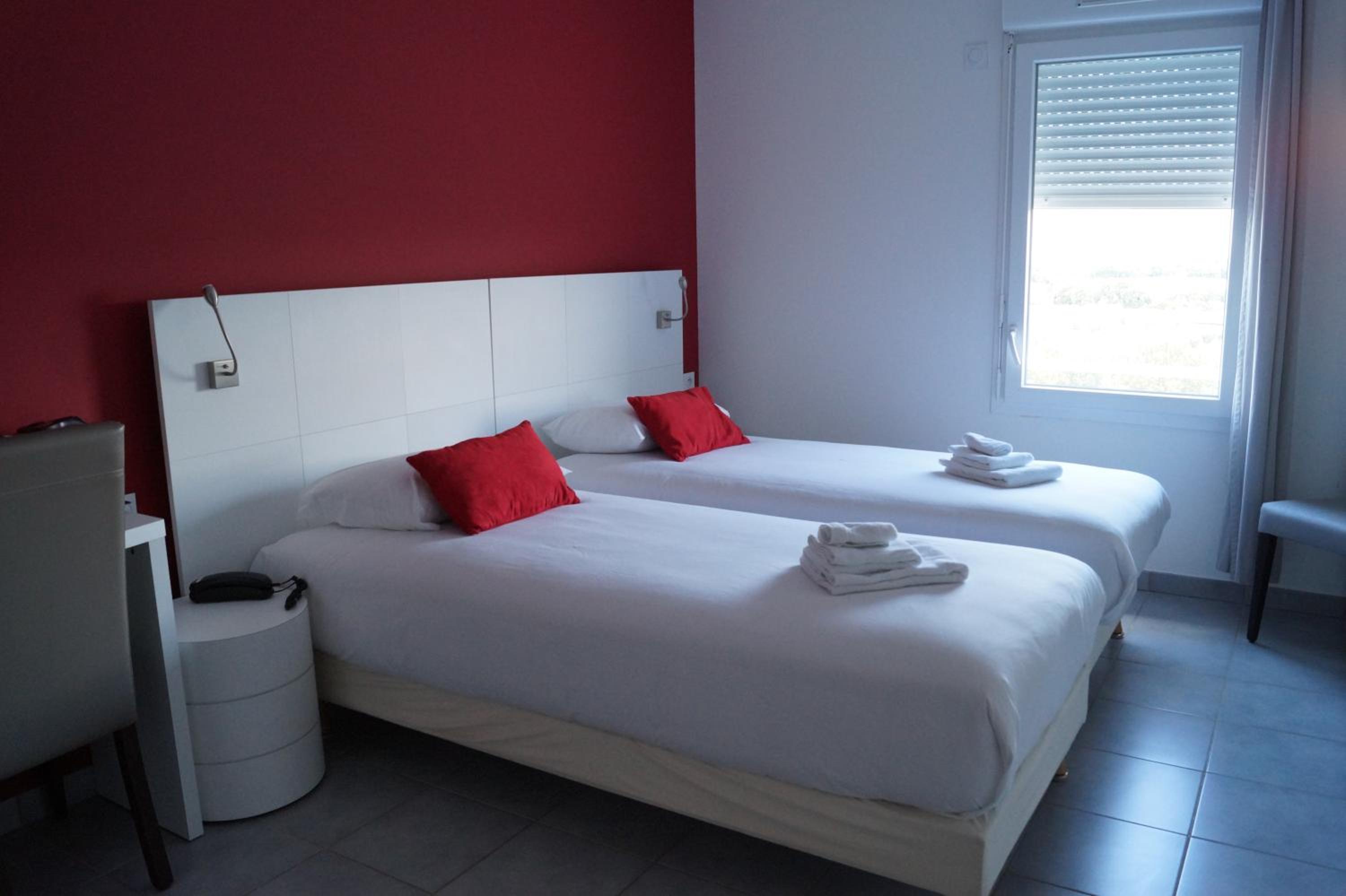 Standard Twin Room - Photo 6