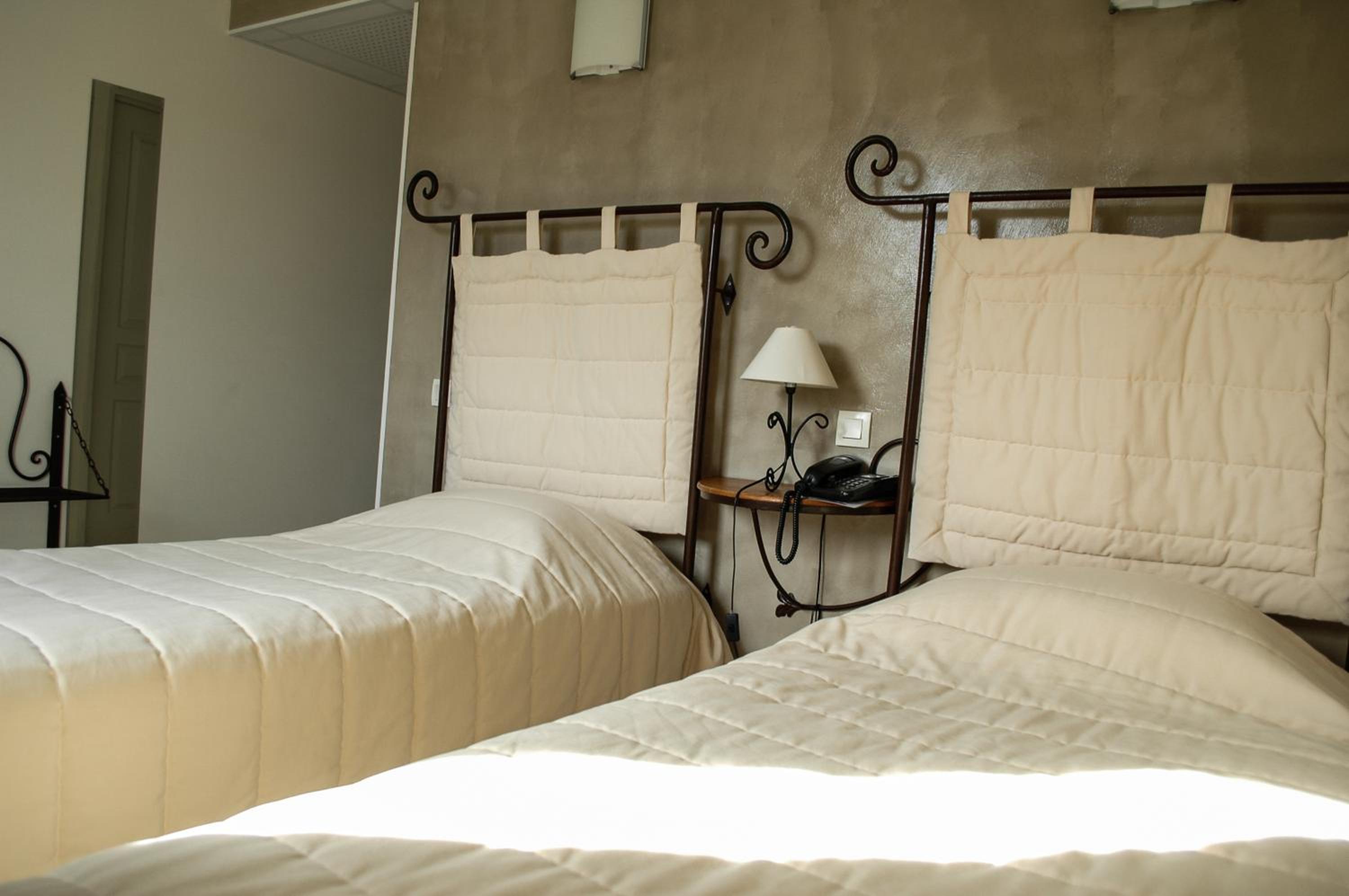 Standard Twin Room - Photo 5