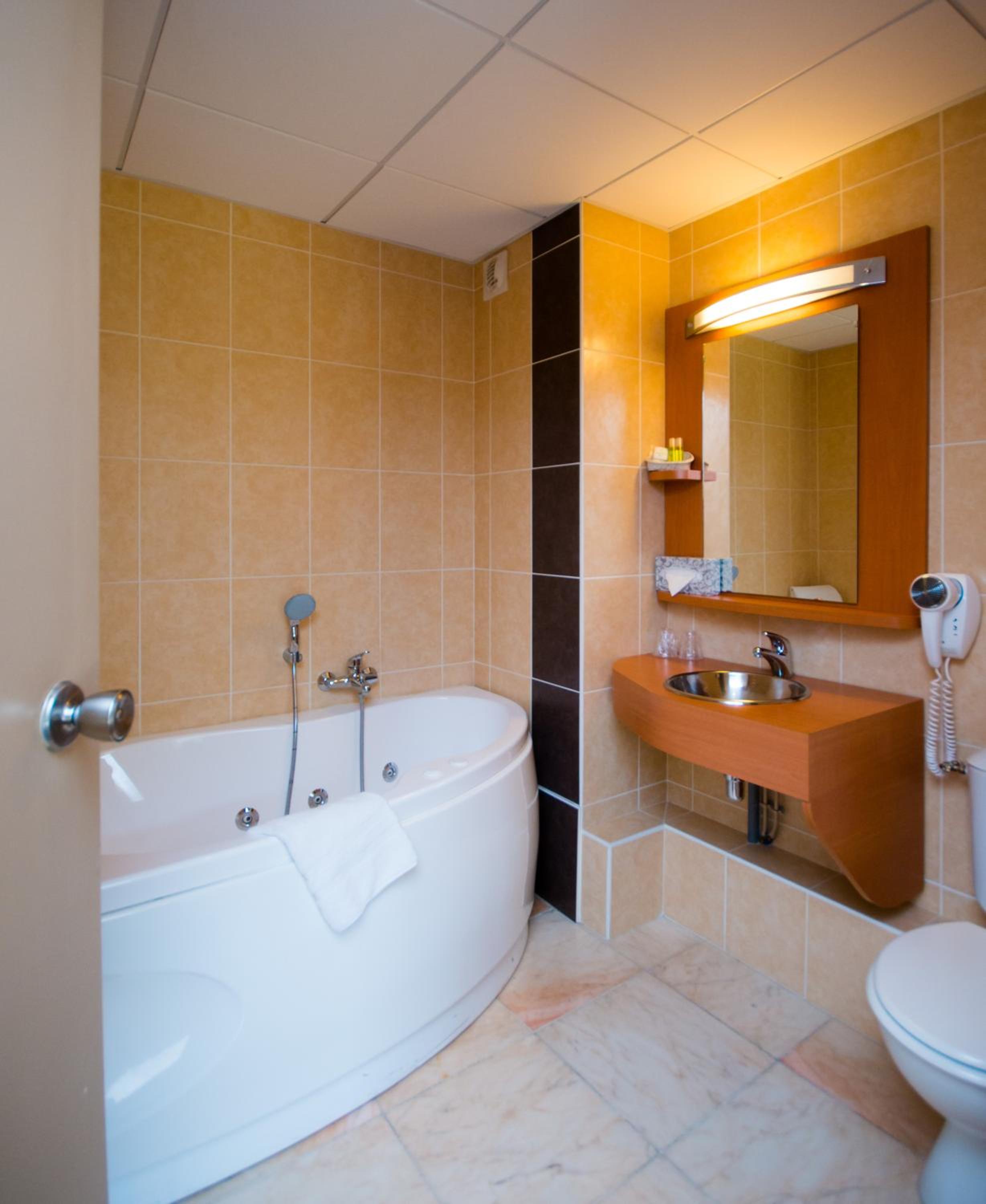 Double Room with Spa Bath photo 3