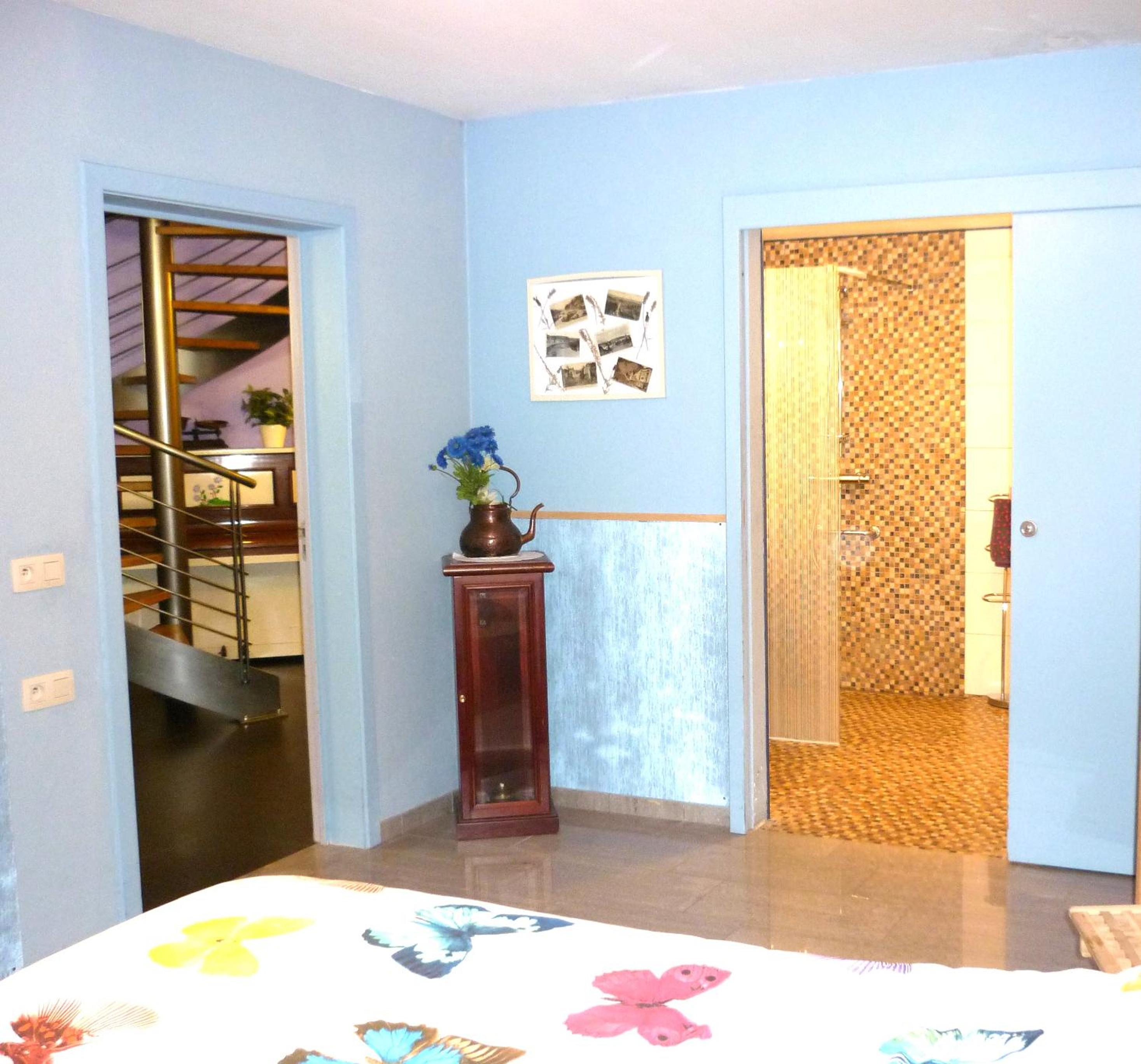Five-Bedroom House photo 1