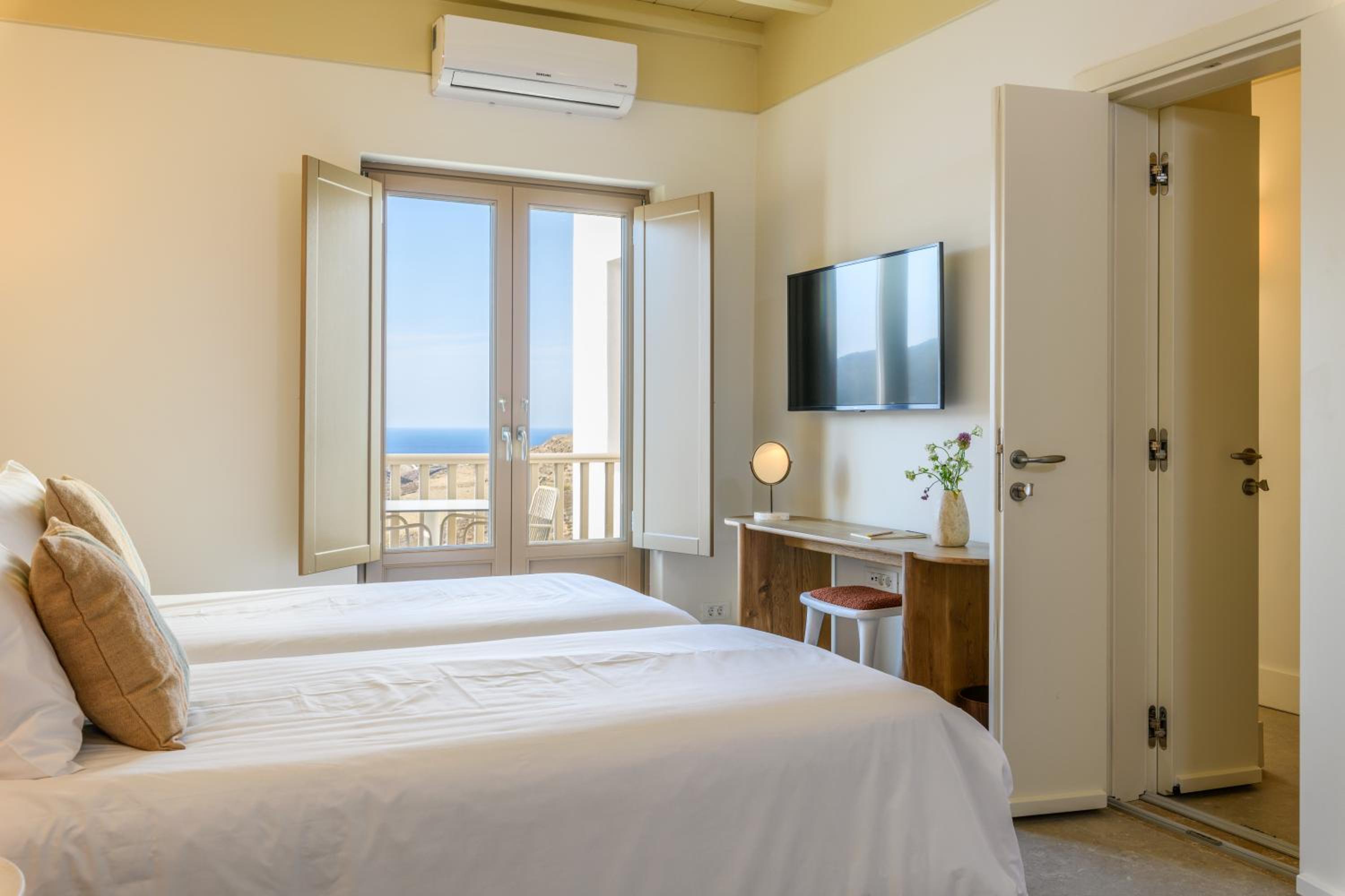 Connecting Rooms with Sea and Pool View