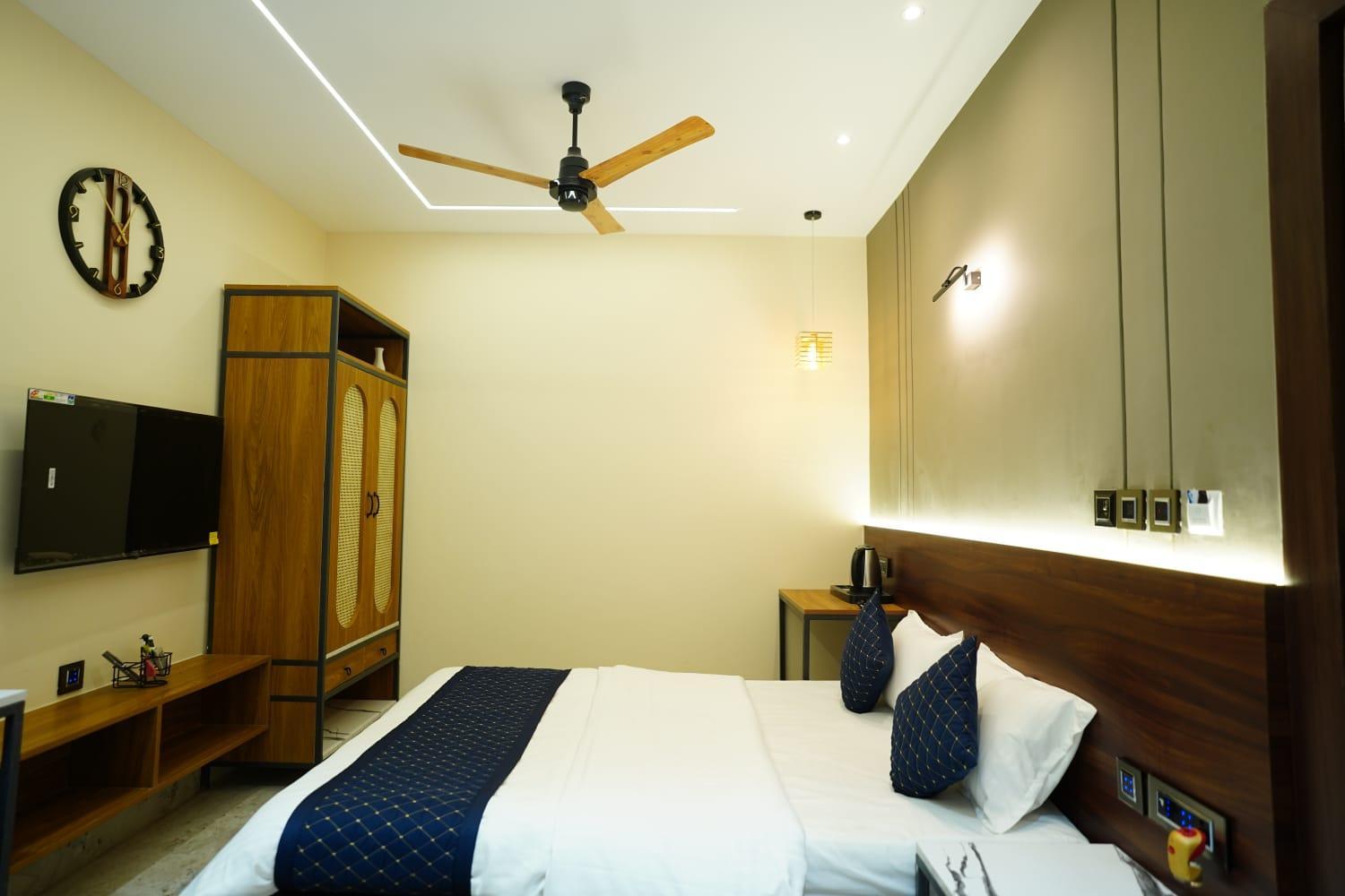 Deluxe Double Room (2 Adults + 1 Child)