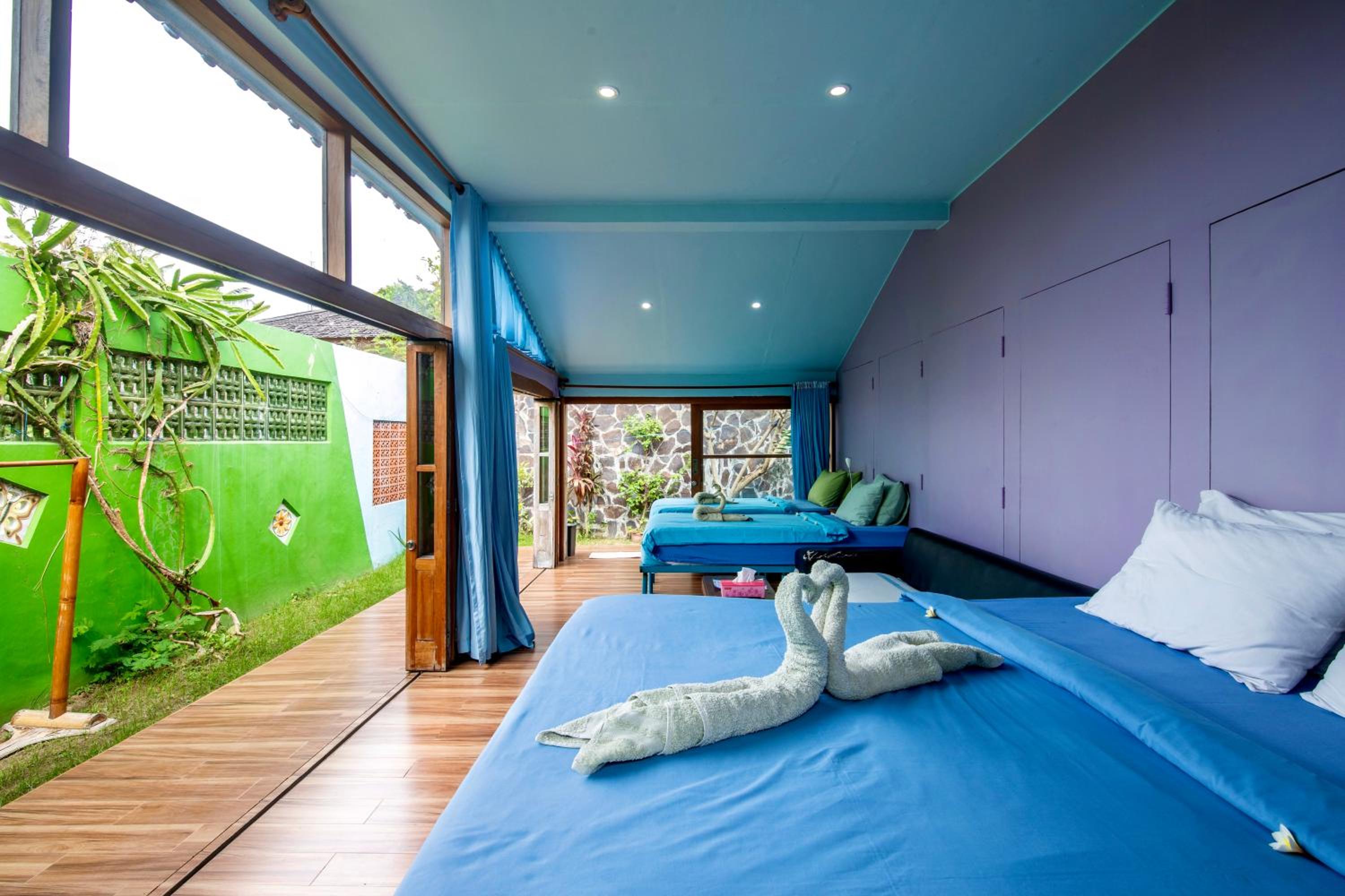 Family Room with Garden View - Photo 8