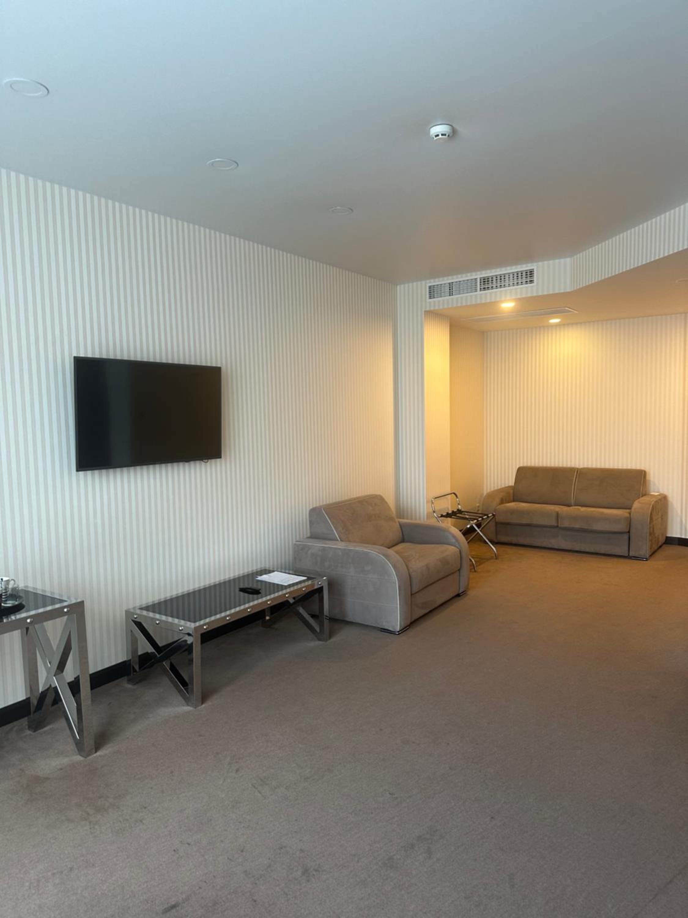 King Studio with Sofa Bed