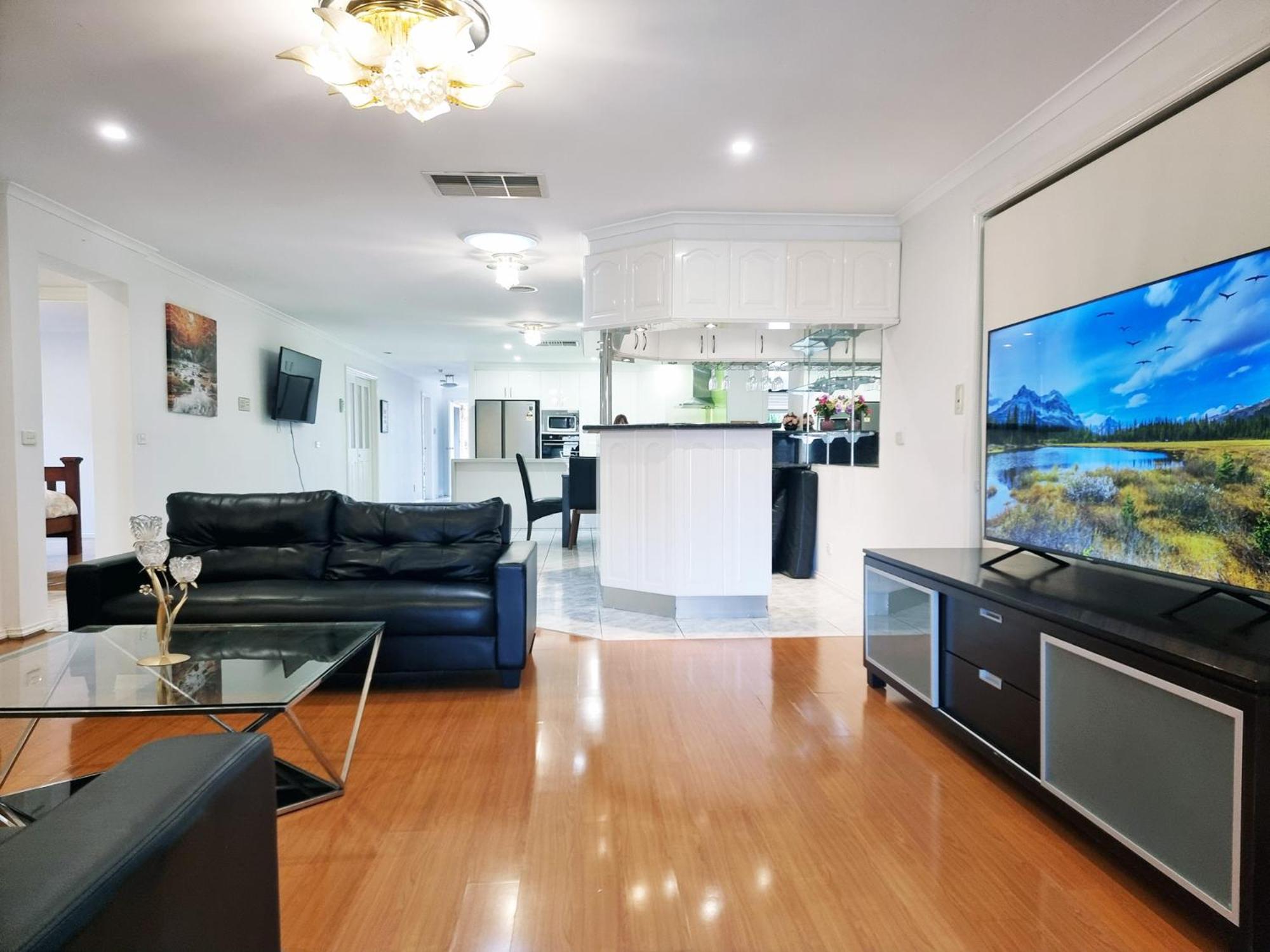 Five-Bedroom House photo 1