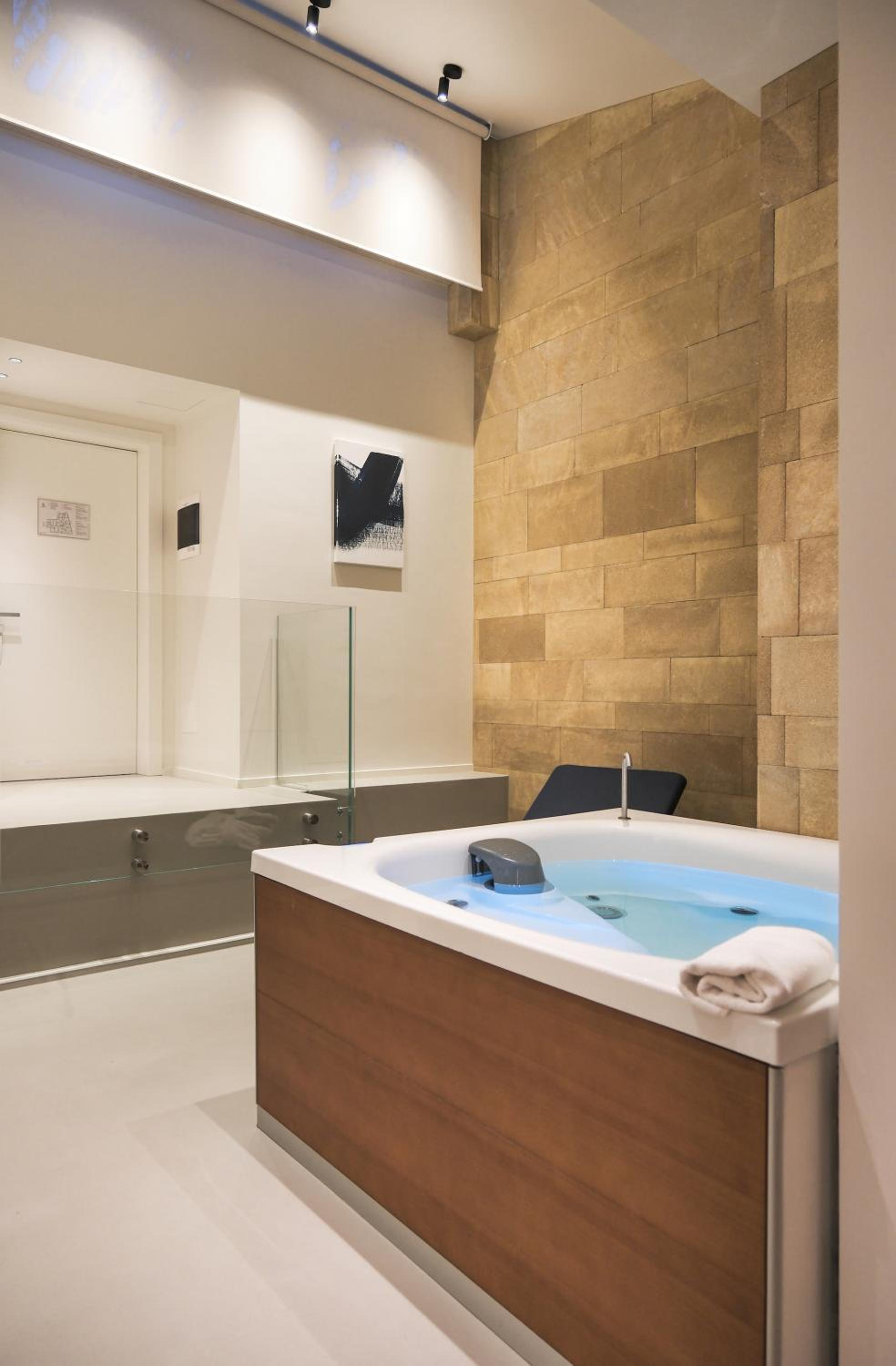 Executive Suite - Photo 6