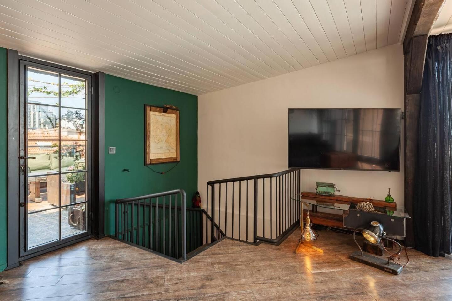 Two-Bedroom Apartment with Terrace and Sea View photo 2