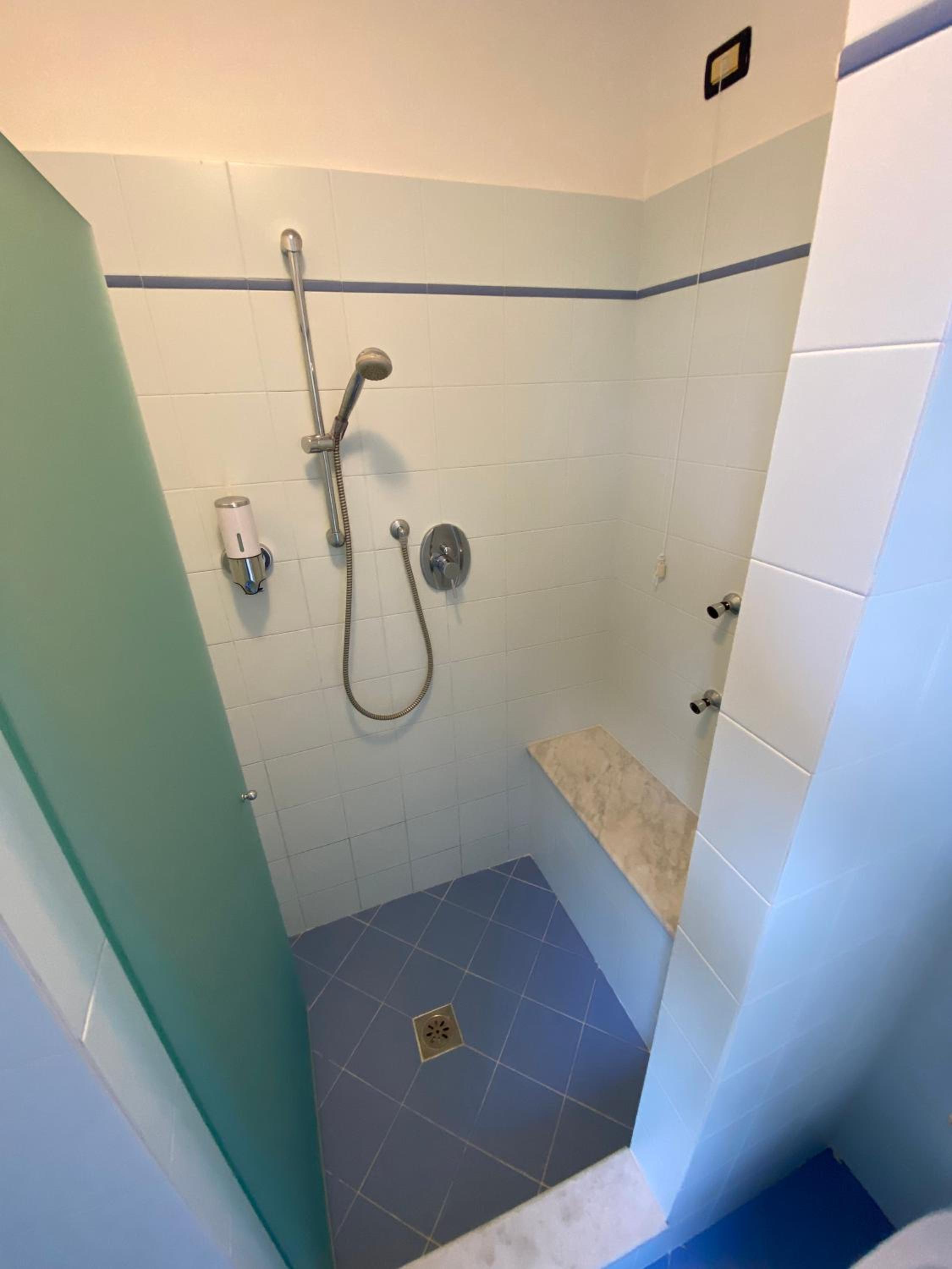 Deluxe Double Room with Shower photo 3