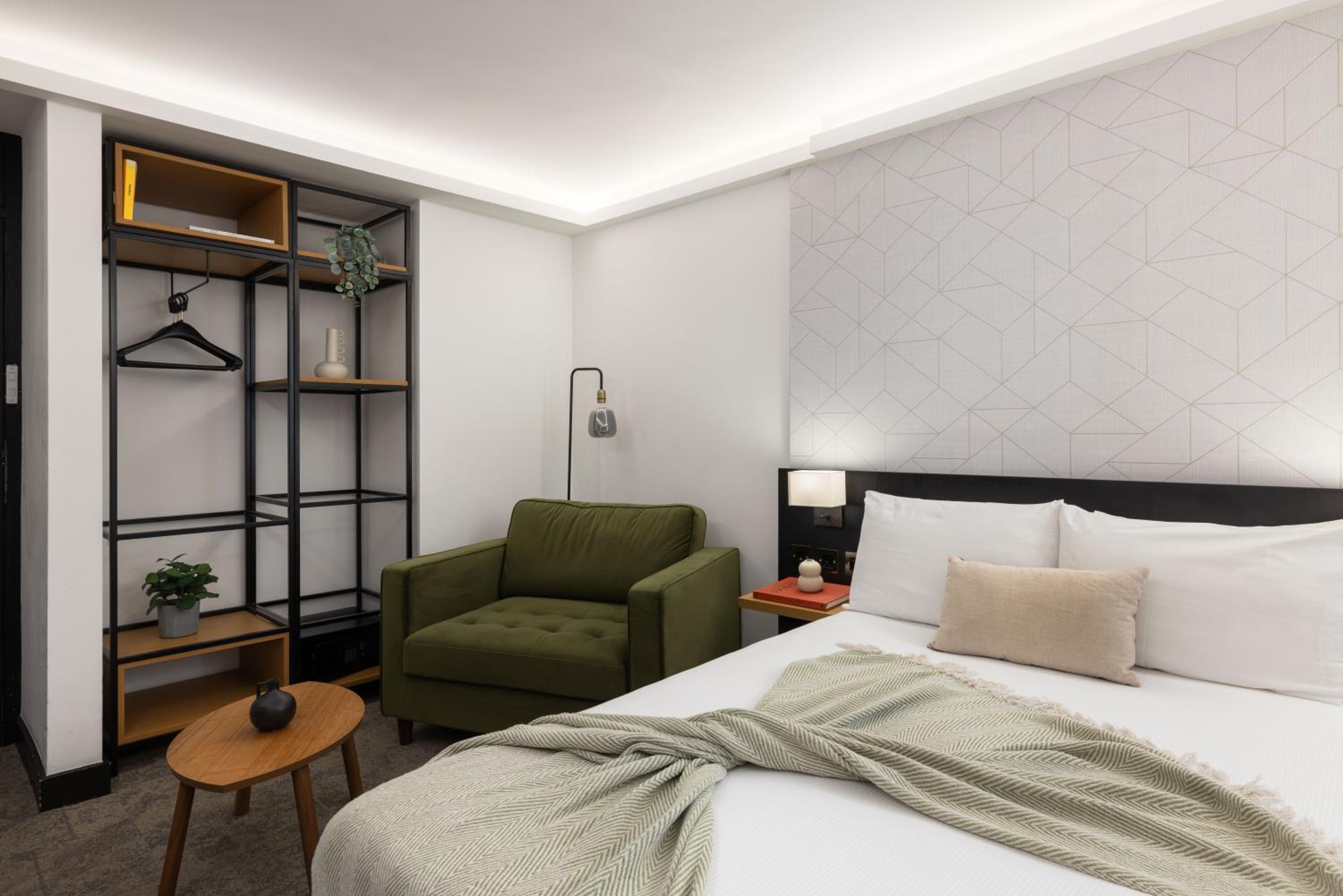 Urban Triple Room thumbnail 5