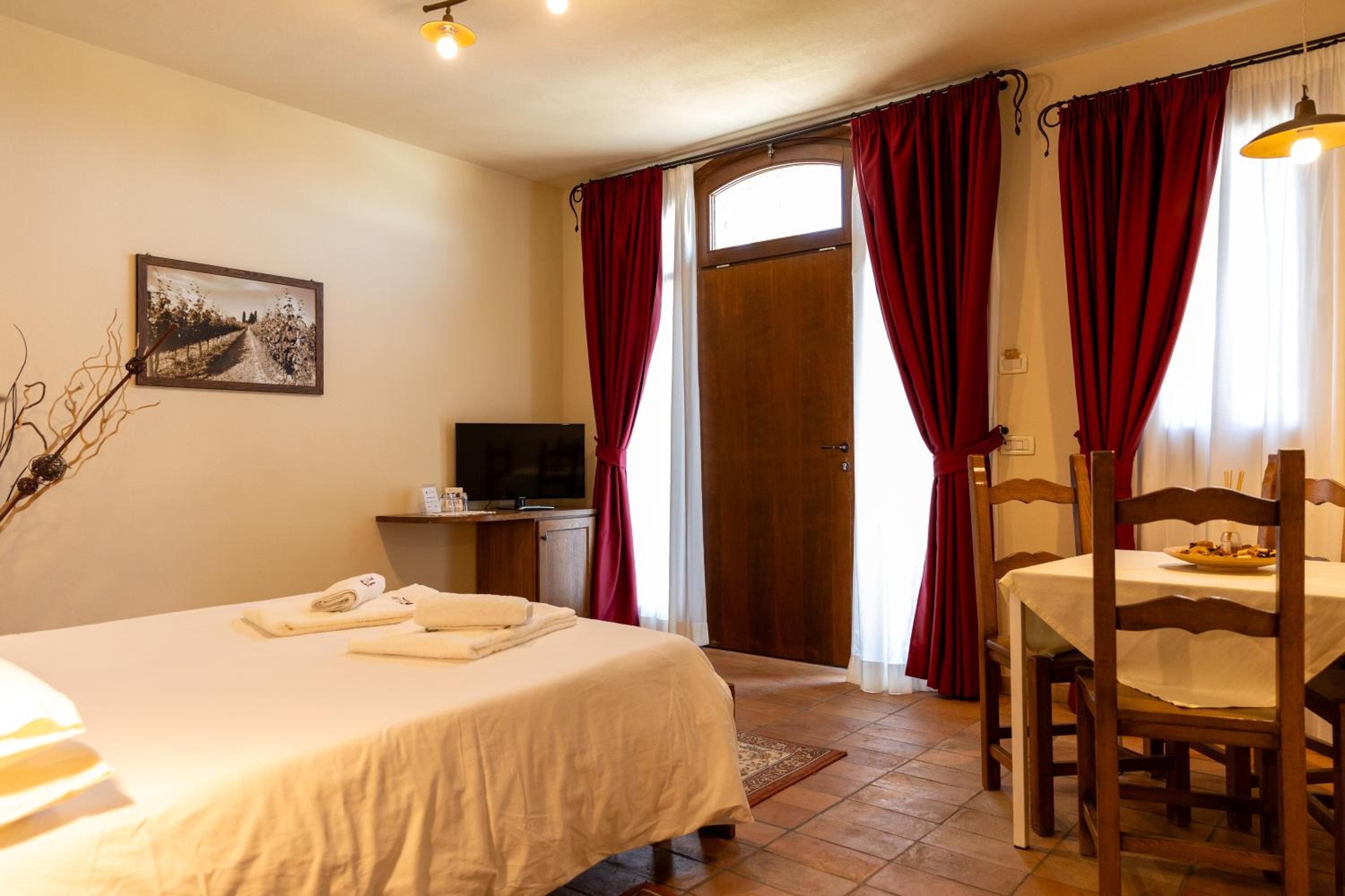 Quadruple Room with Private Bathroom - Photo 6