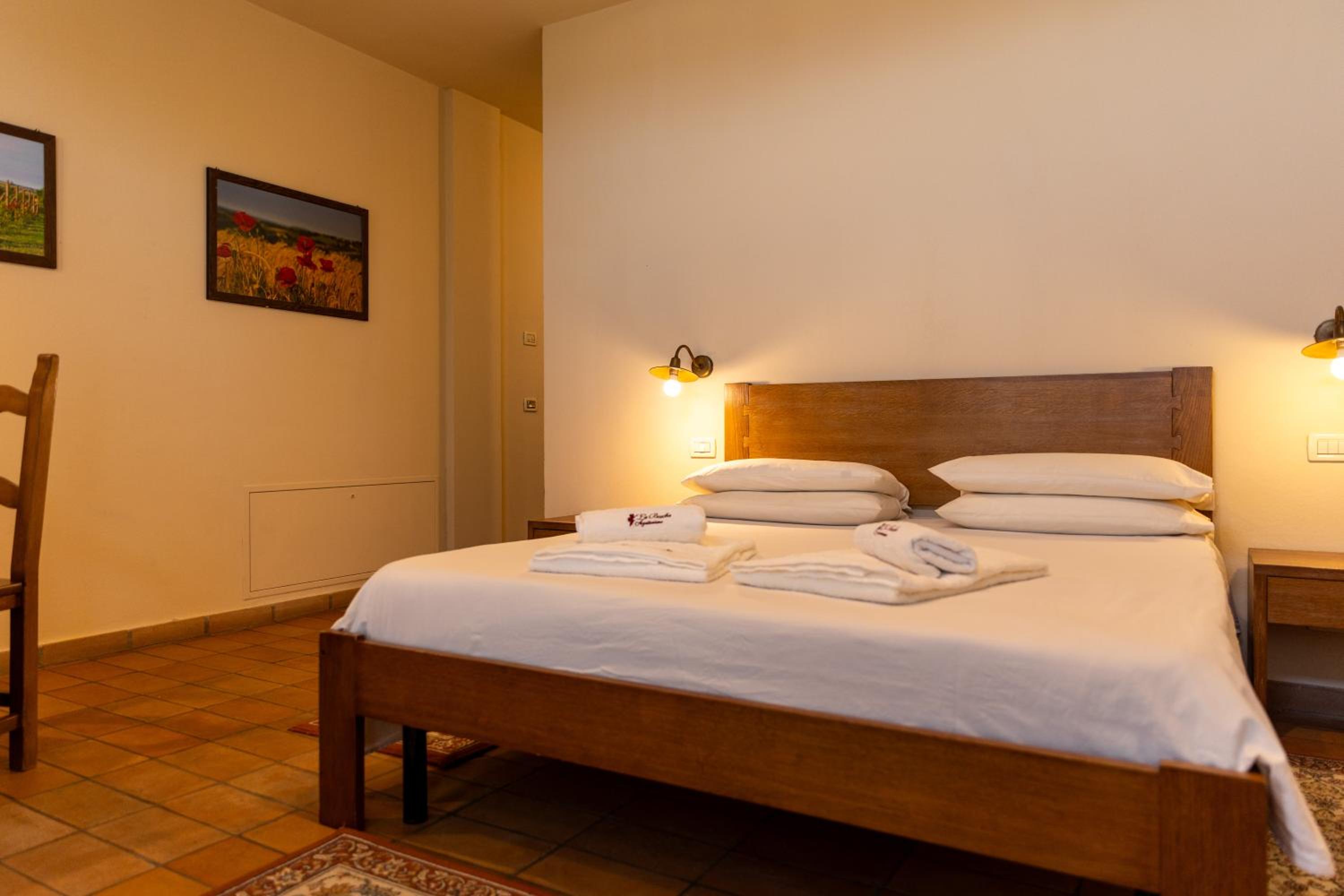 Quadruple Room with Private Bathroom - Photo 19