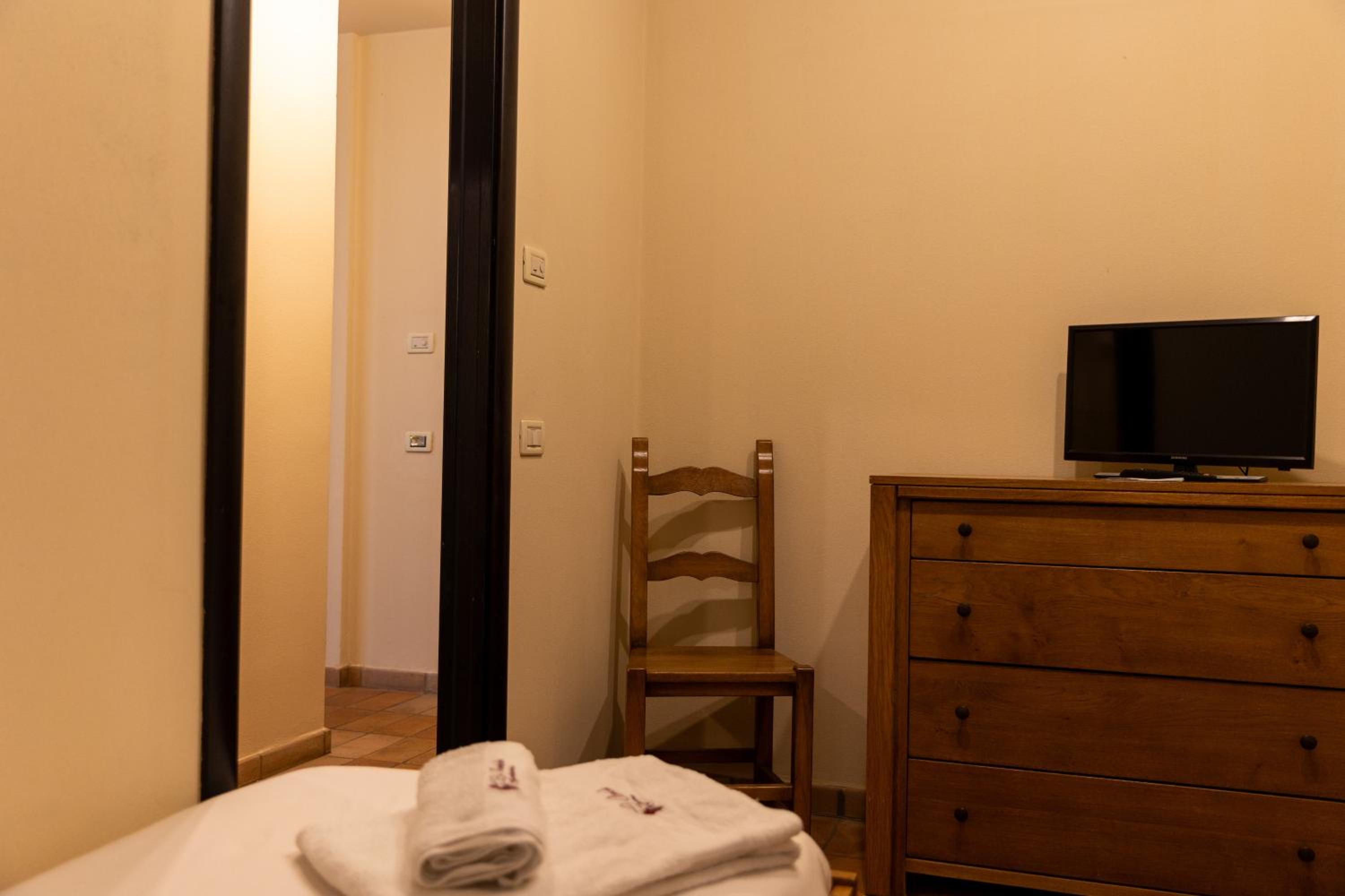 Quadruple Room with Private Bathroom - Photo 21