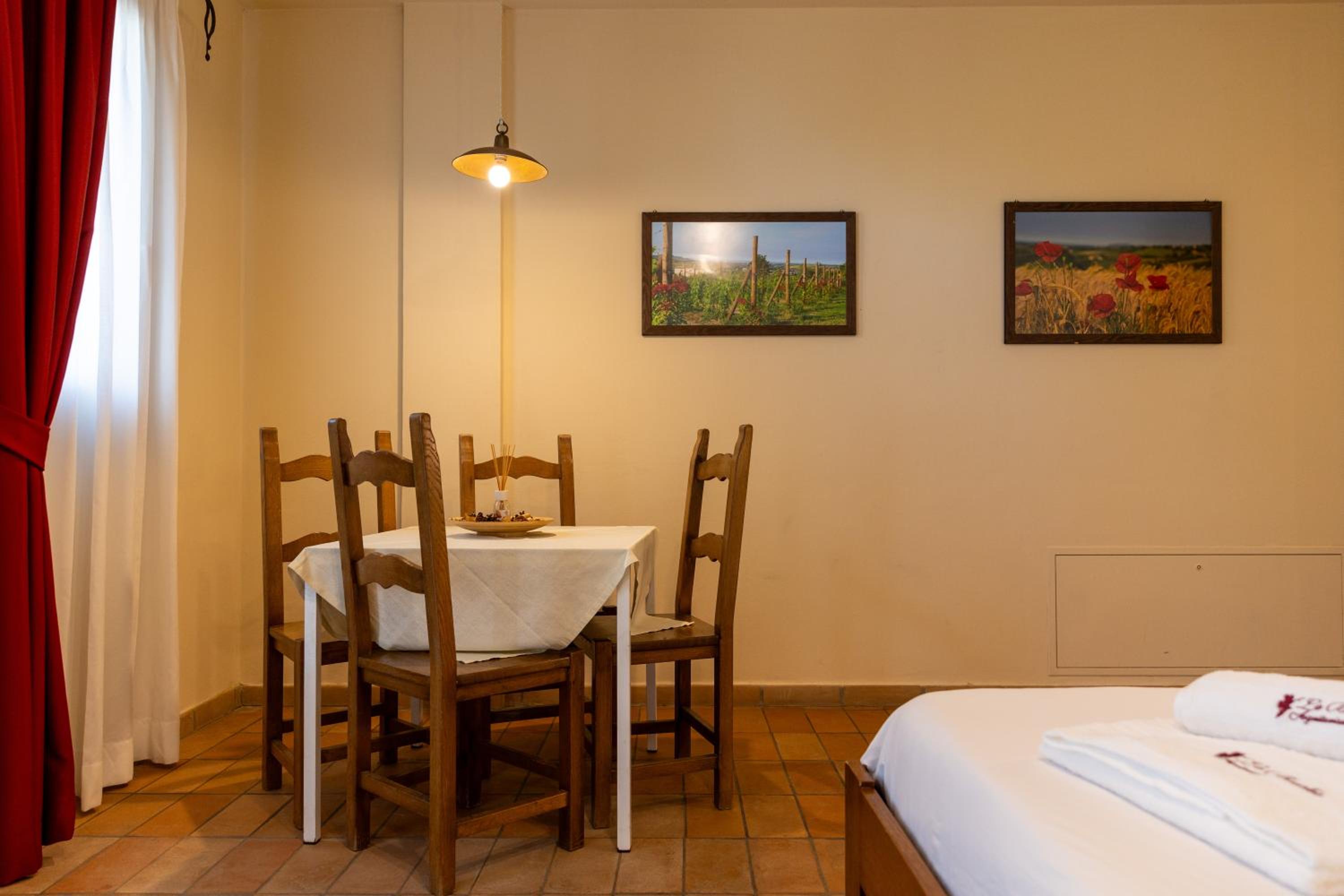 Quadruple Room with Private Bathroom - Photo 5