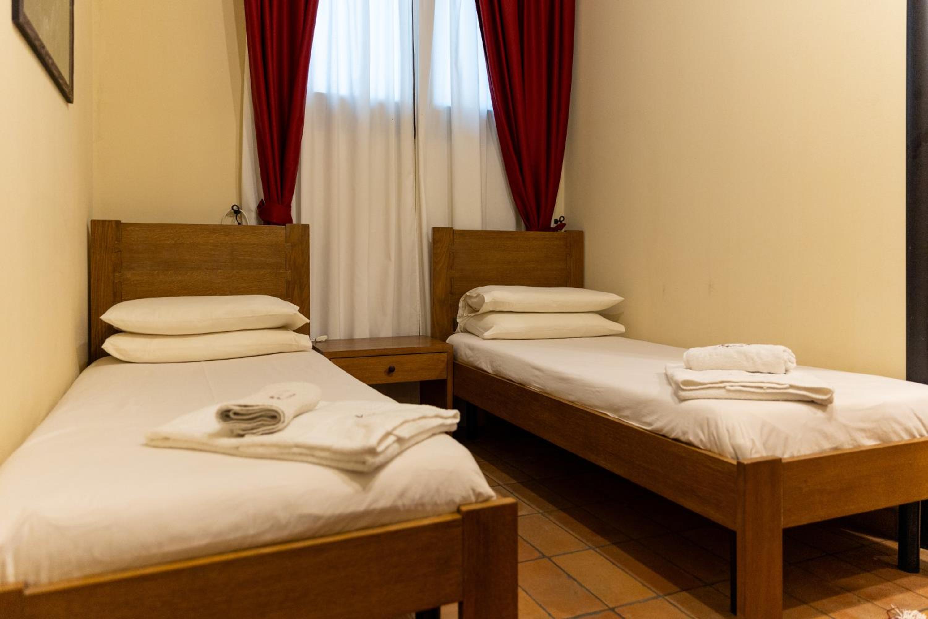 Quadruple Room with Private Bathroom - Photo 20
