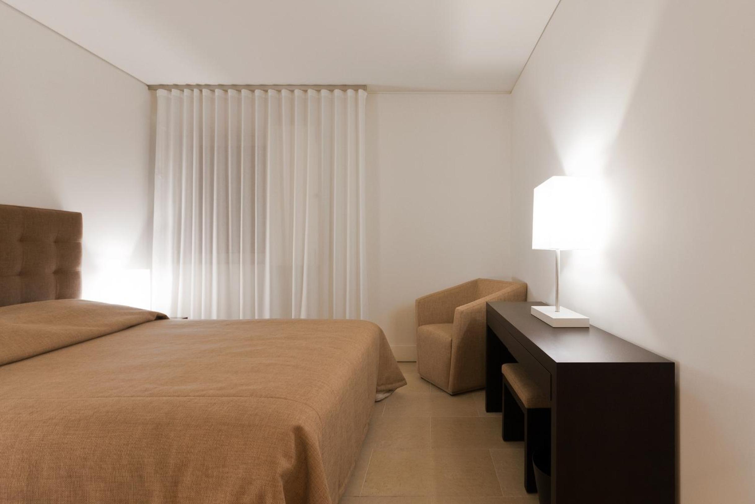 One-Bedroom Apartment with Marina View