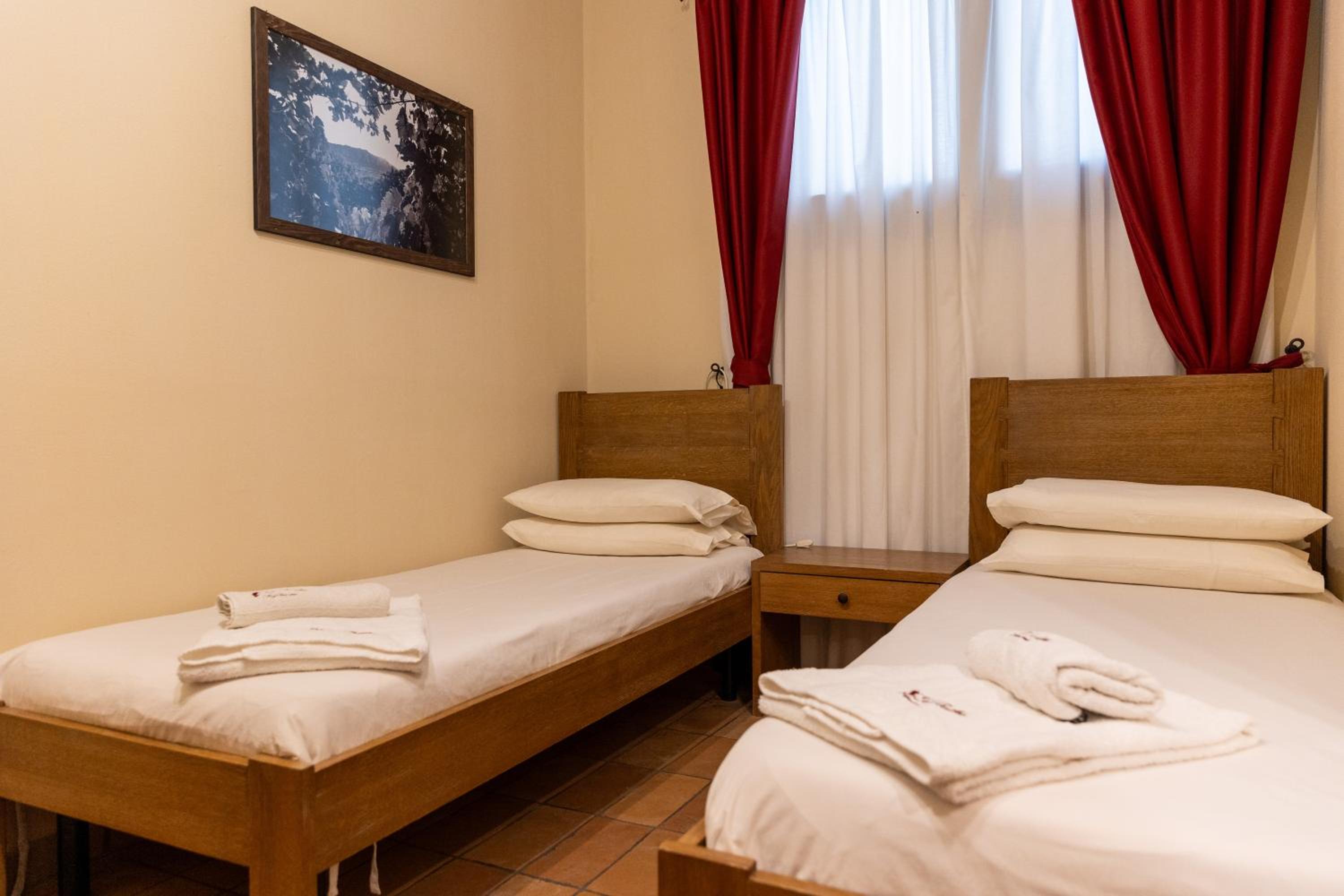 Quadruple Room with Private Bathroom - Photo 10