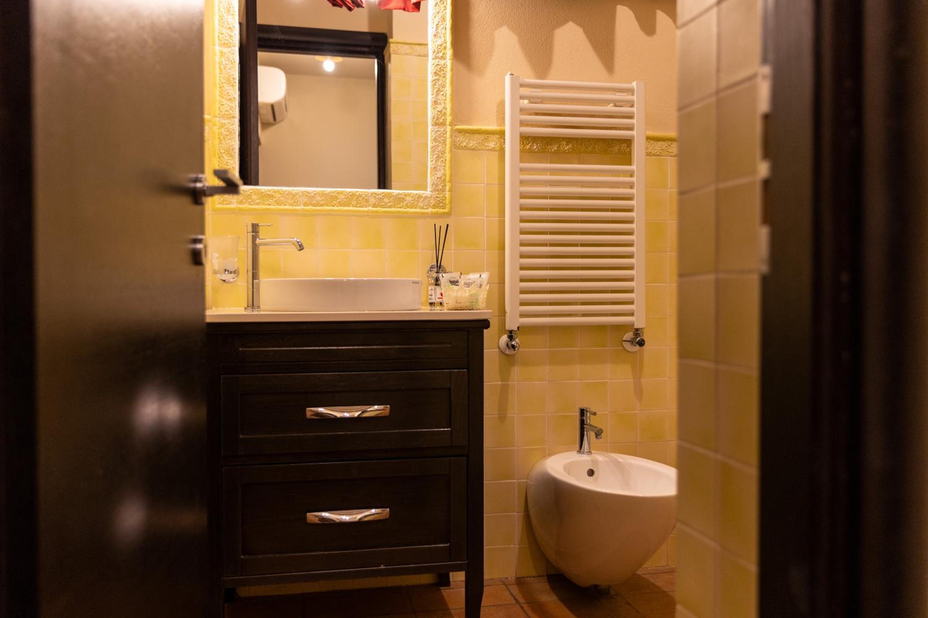 Quadruple Room with Private Bathroom - Photo 13