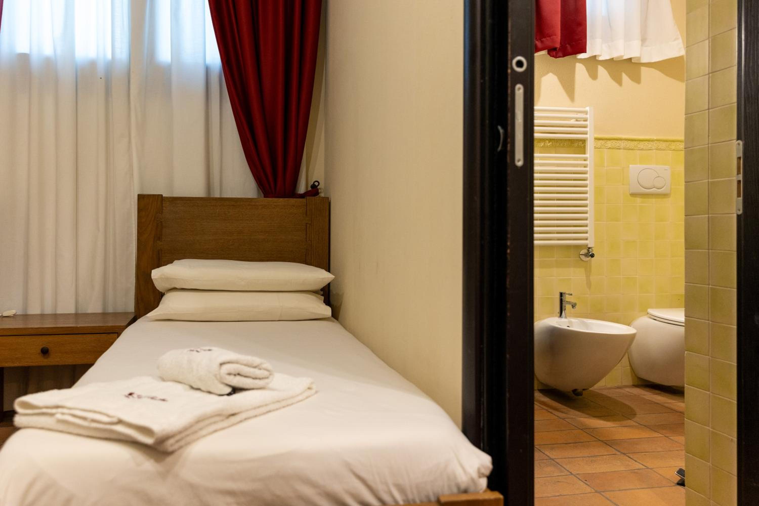 Quadruple Room with Private Bathroom - Photo 12