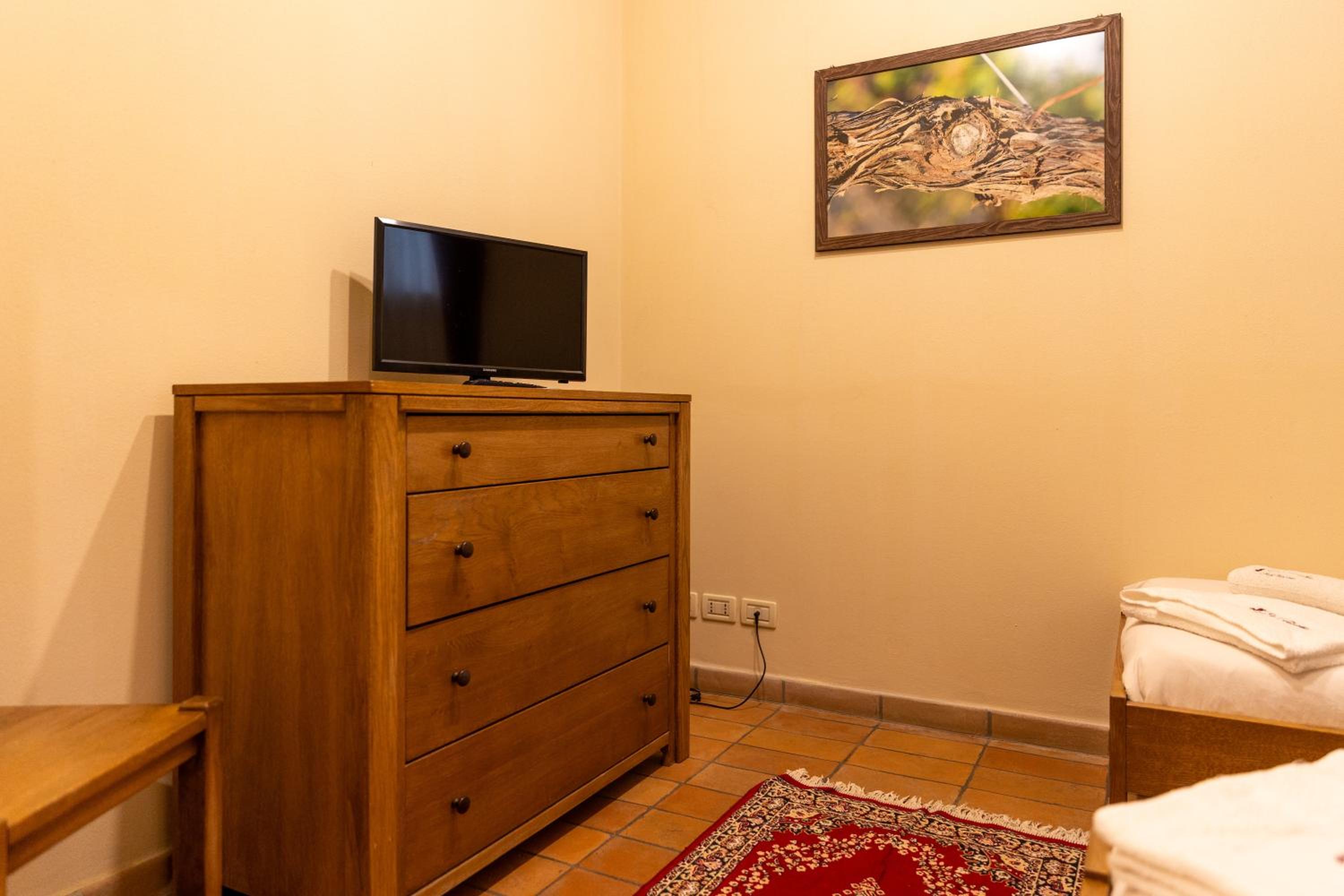 Quadruple Room with Private Bathroom - Photo 11