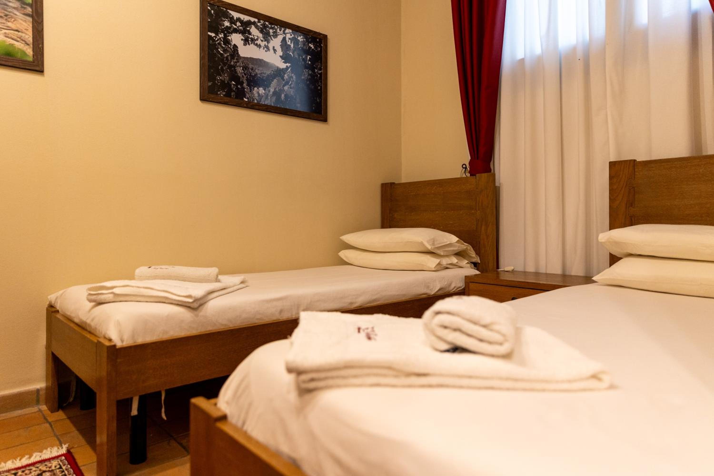 Quadruple Room with Private Bathroom - Photo 16