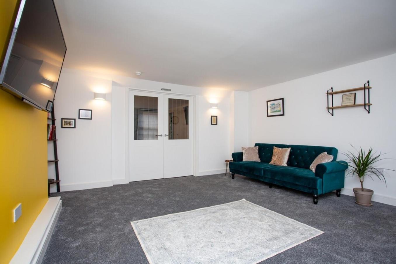 One-Bedroom Apartment photo 3