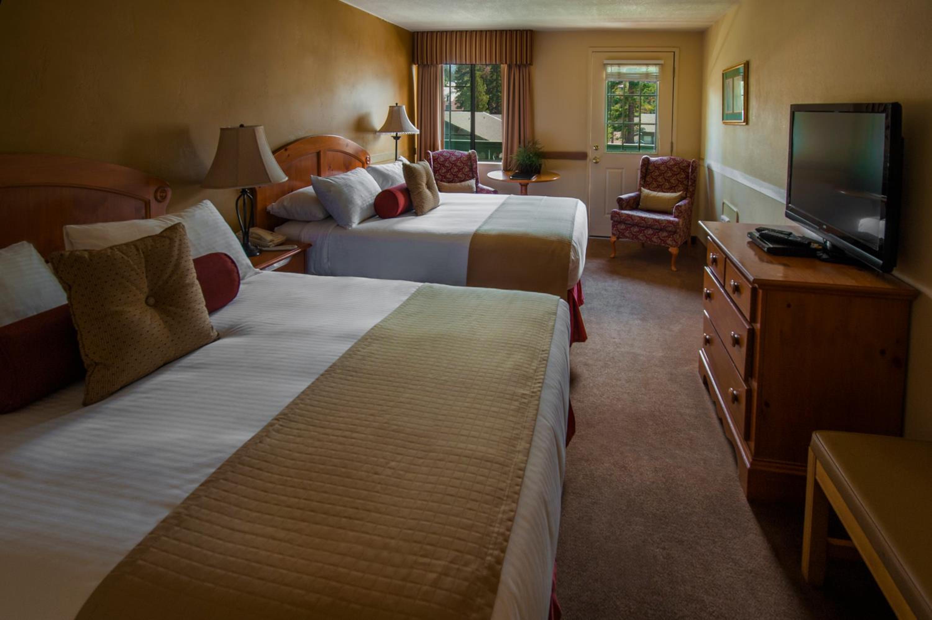 Queen Room with Two Queen Beds - Photo 3