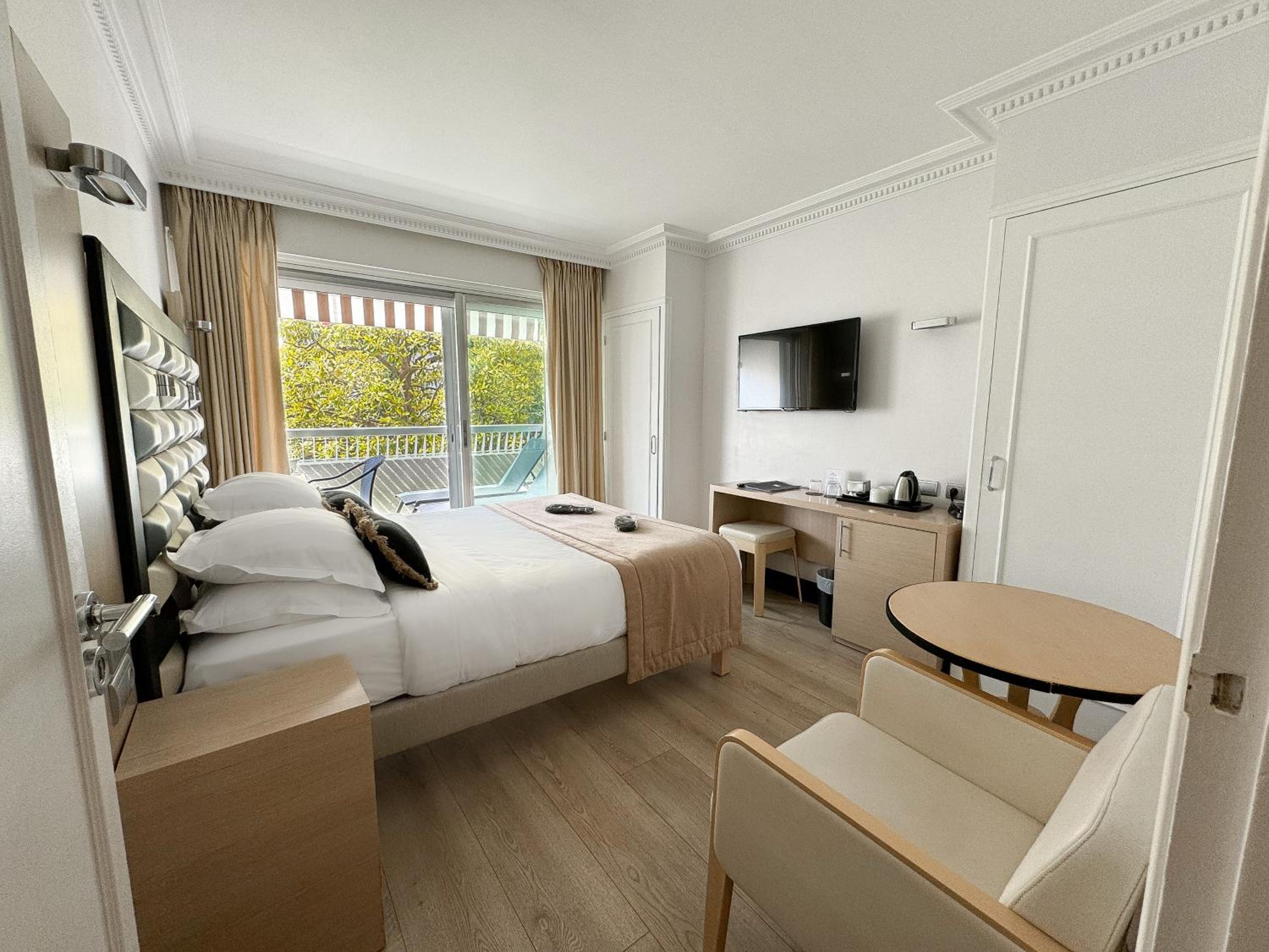 Classic Double Room with Balcony and Garden view