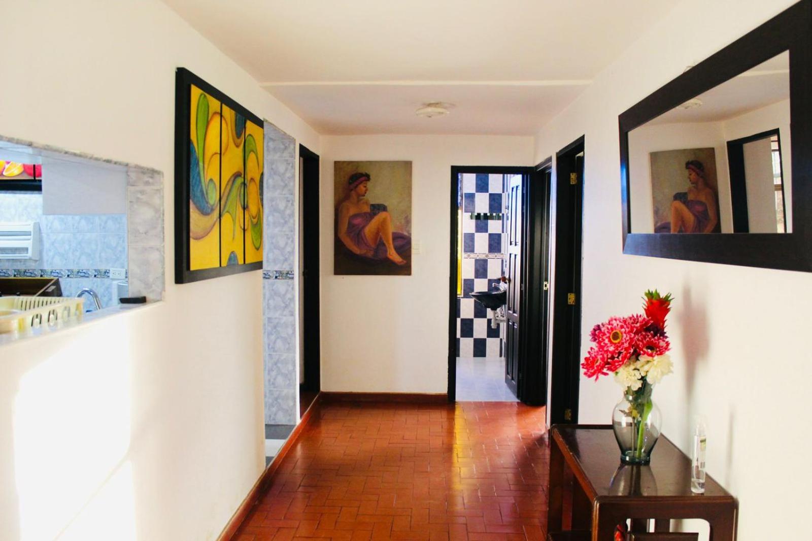Five-Bedroom House photo 1