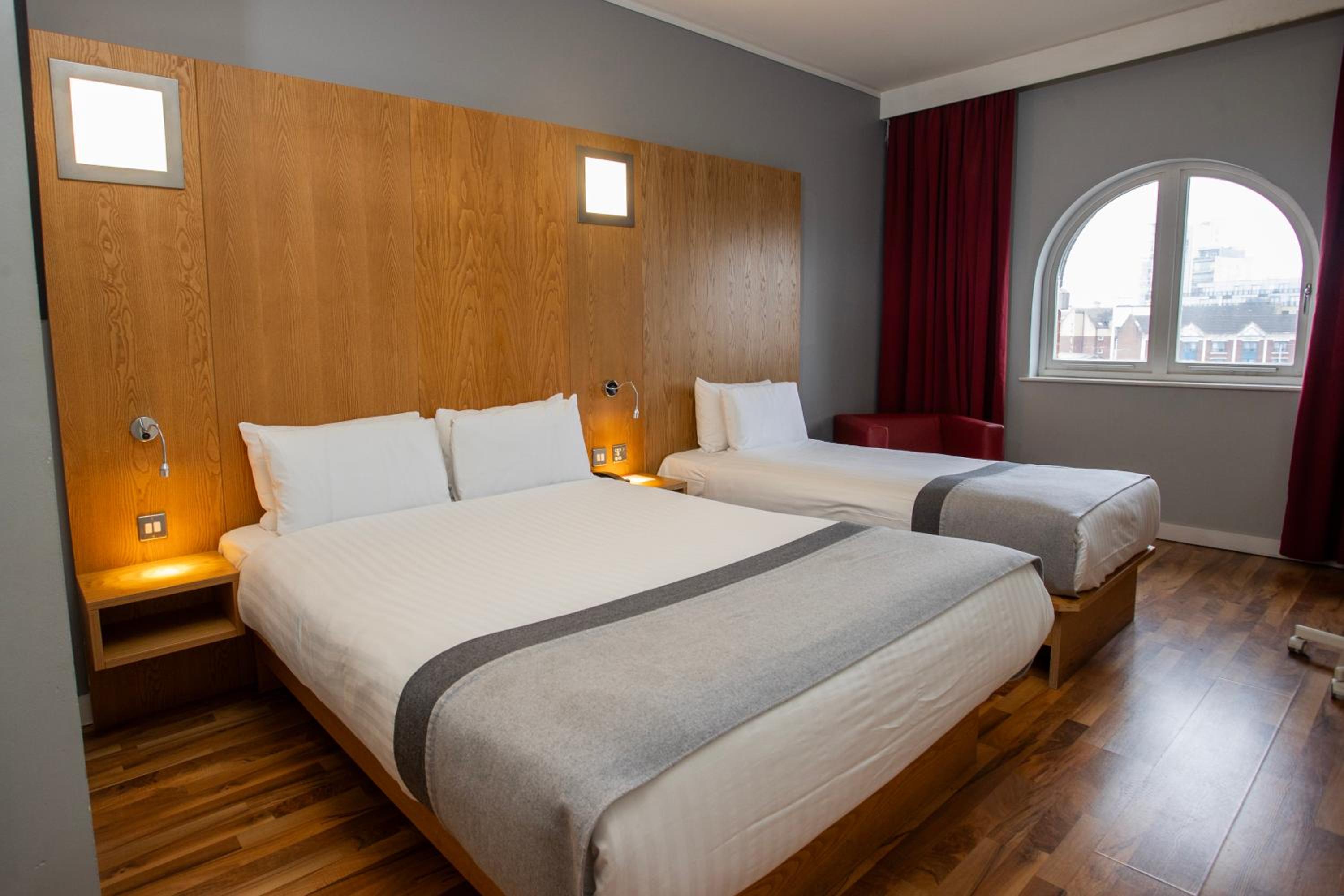 Standard Room with One Double Bed and One Twin Bed - Photo 2