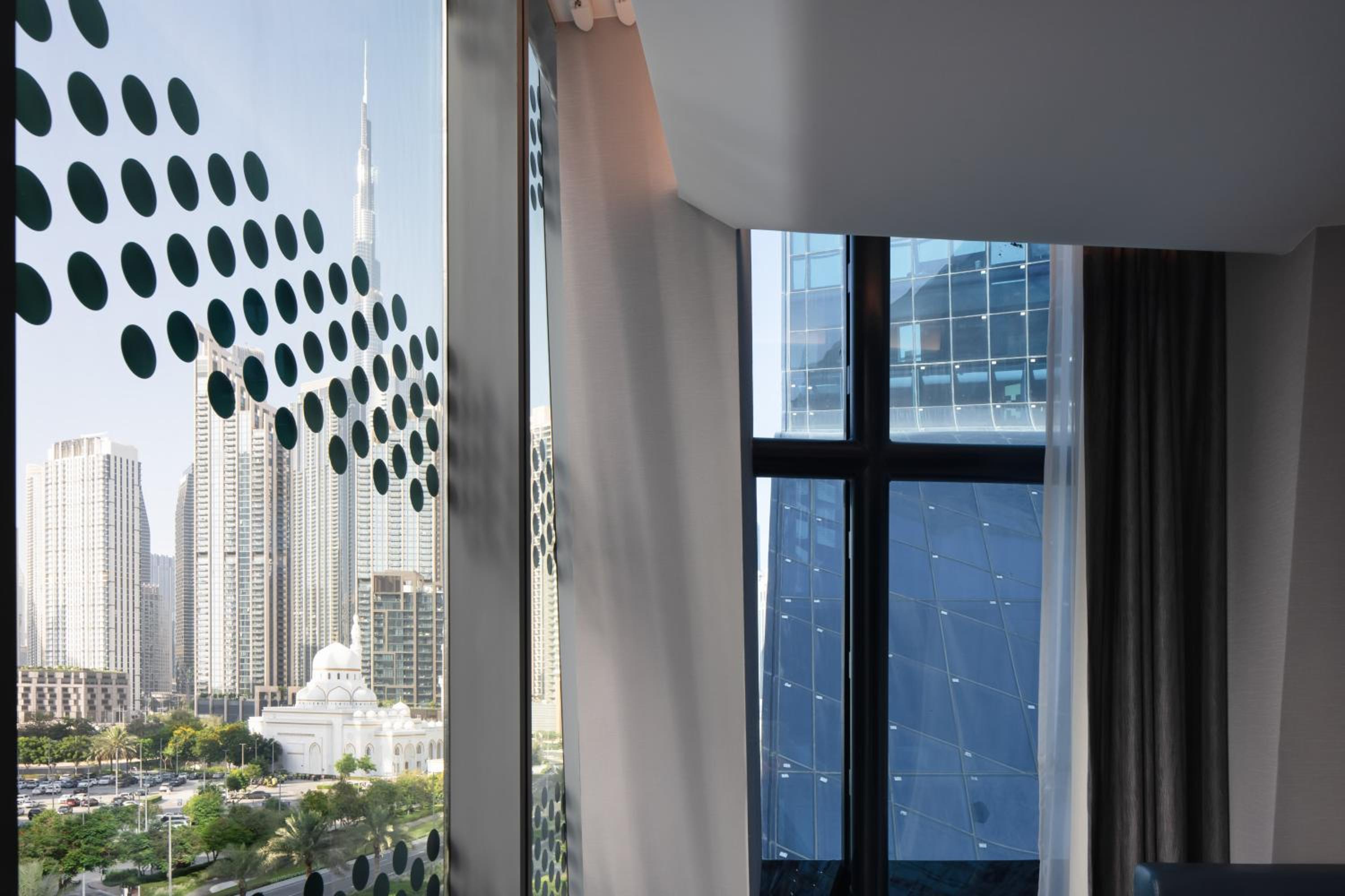 Extra ME + Junior Suite with Burj Khalifa View and Jacuzzi — photo 7