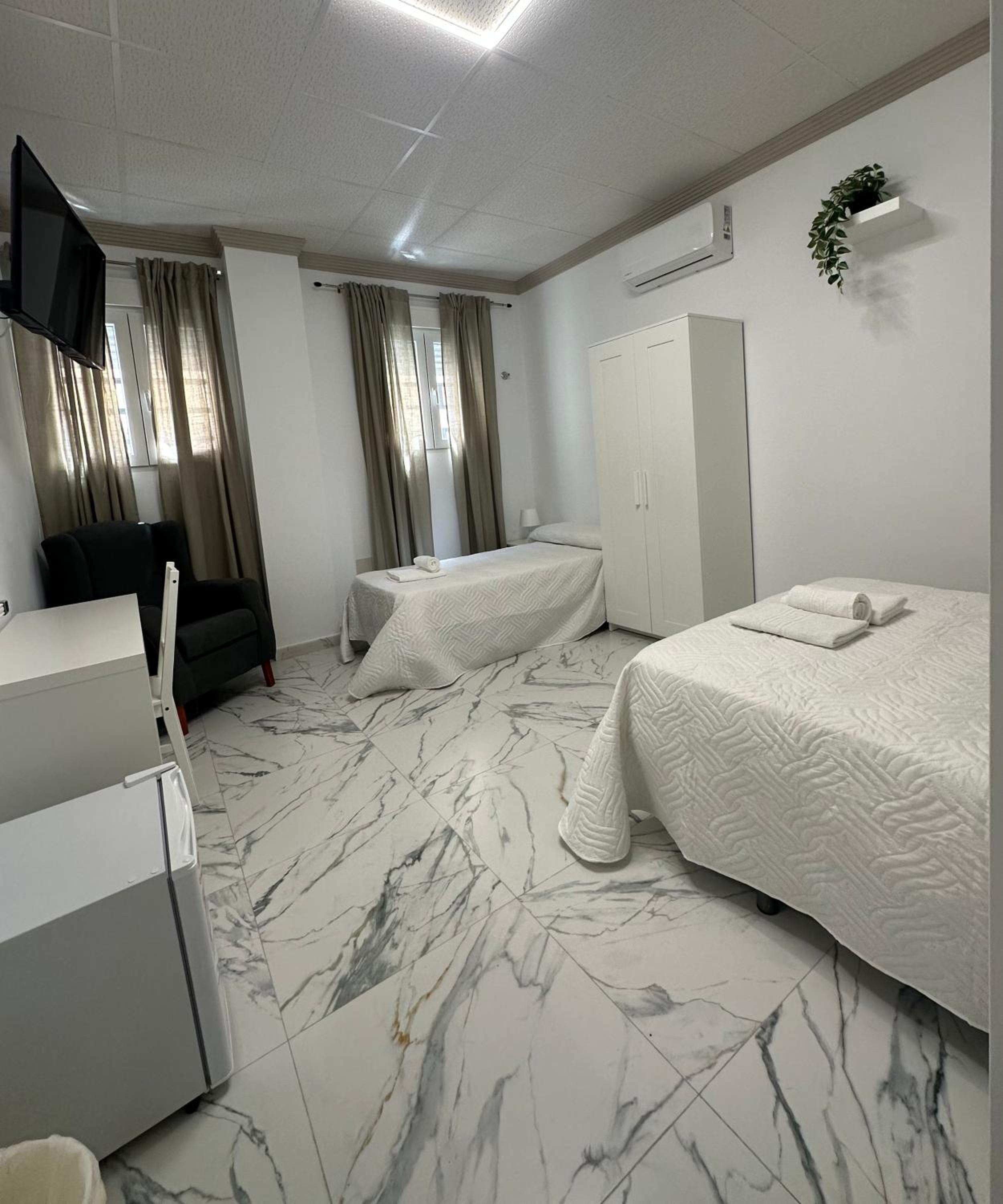 Deluxe Triple Room - Photo 17