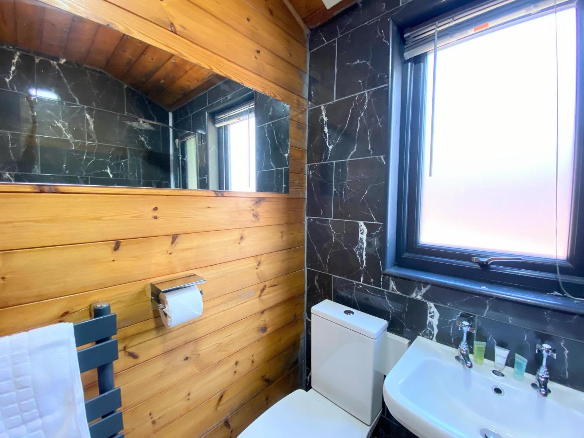 One-Bedroom House - Photo 6