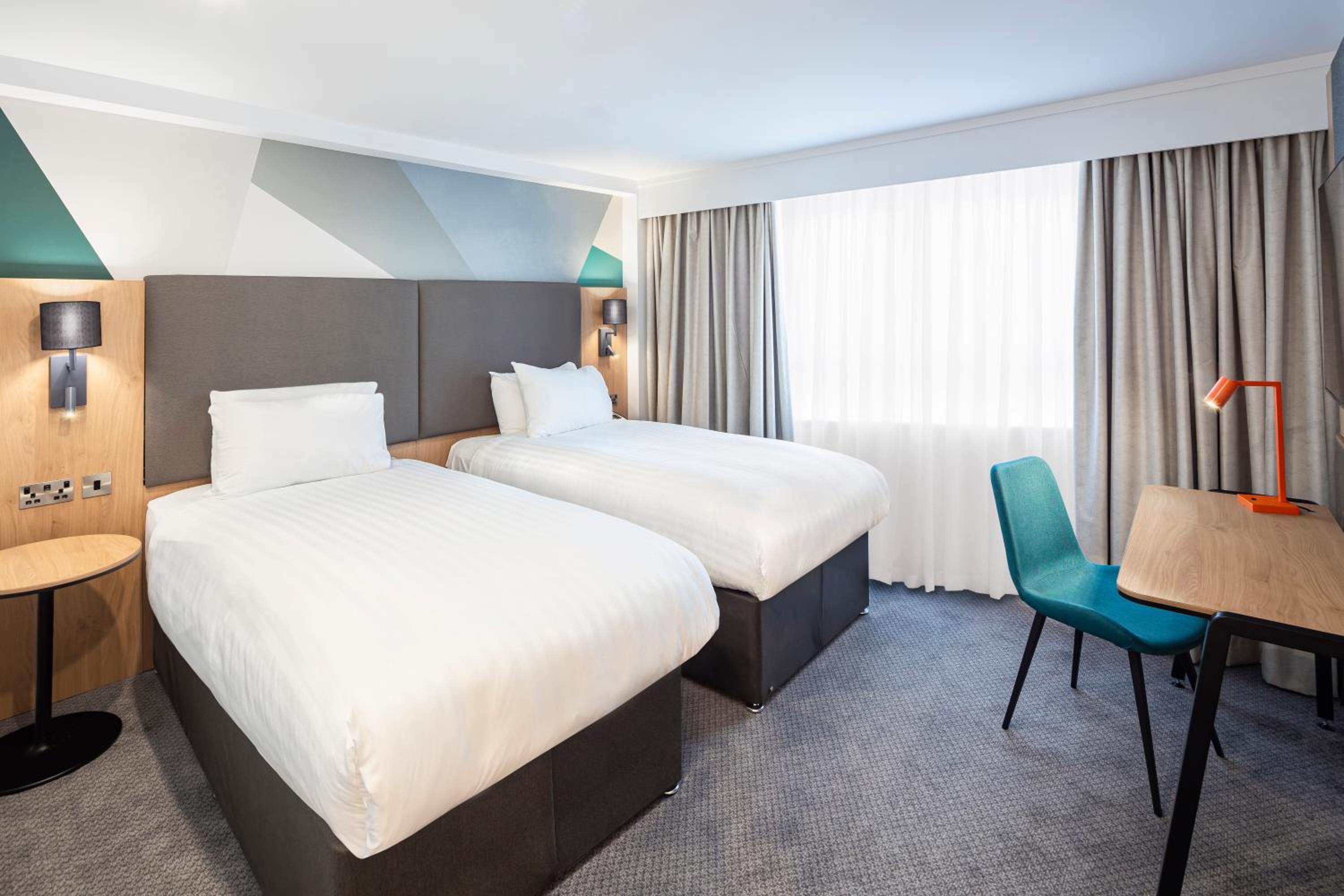 Standard King Room with Two Single Beds - Photo 4