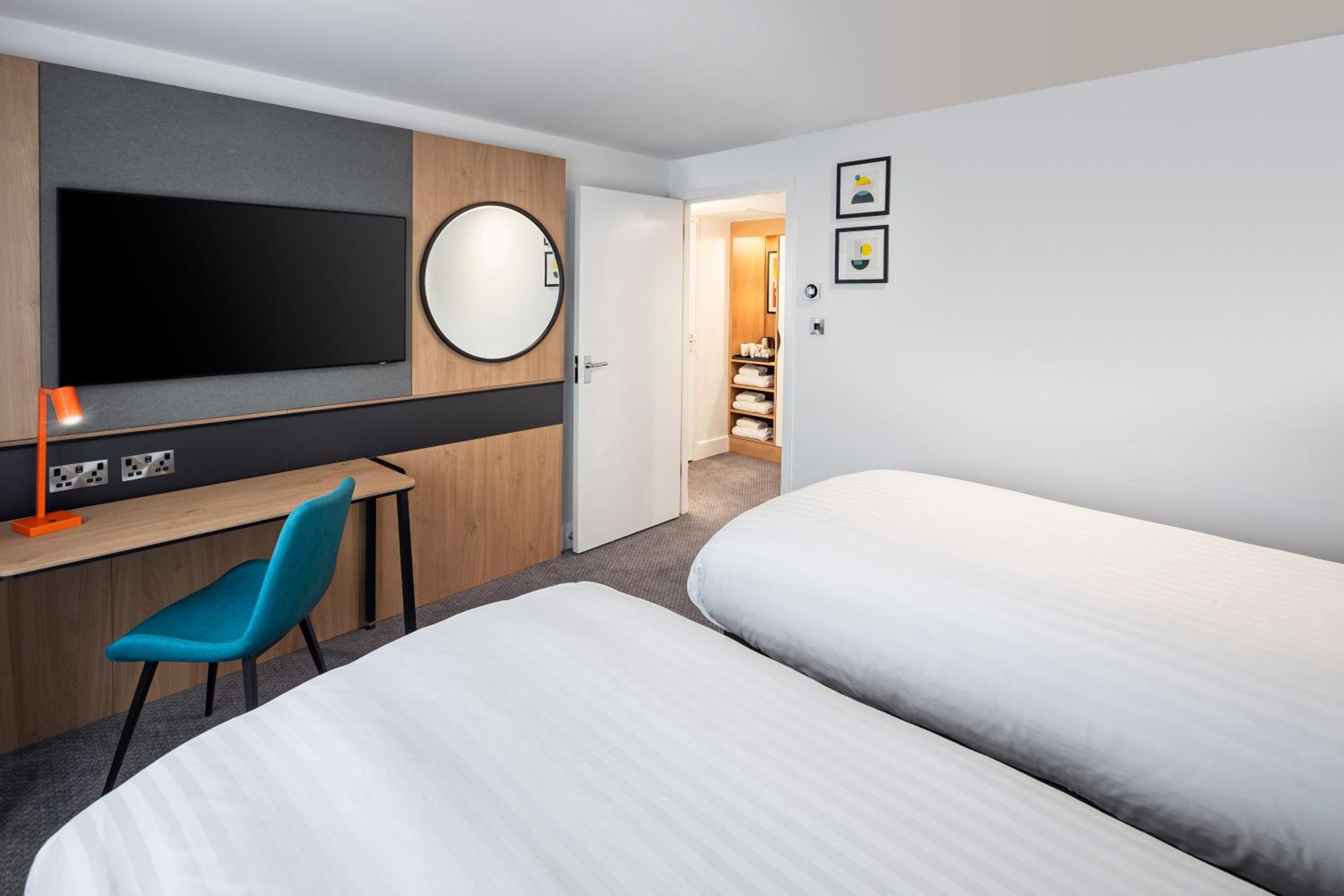 Standard King Room with Two Single Beds - Photo 3