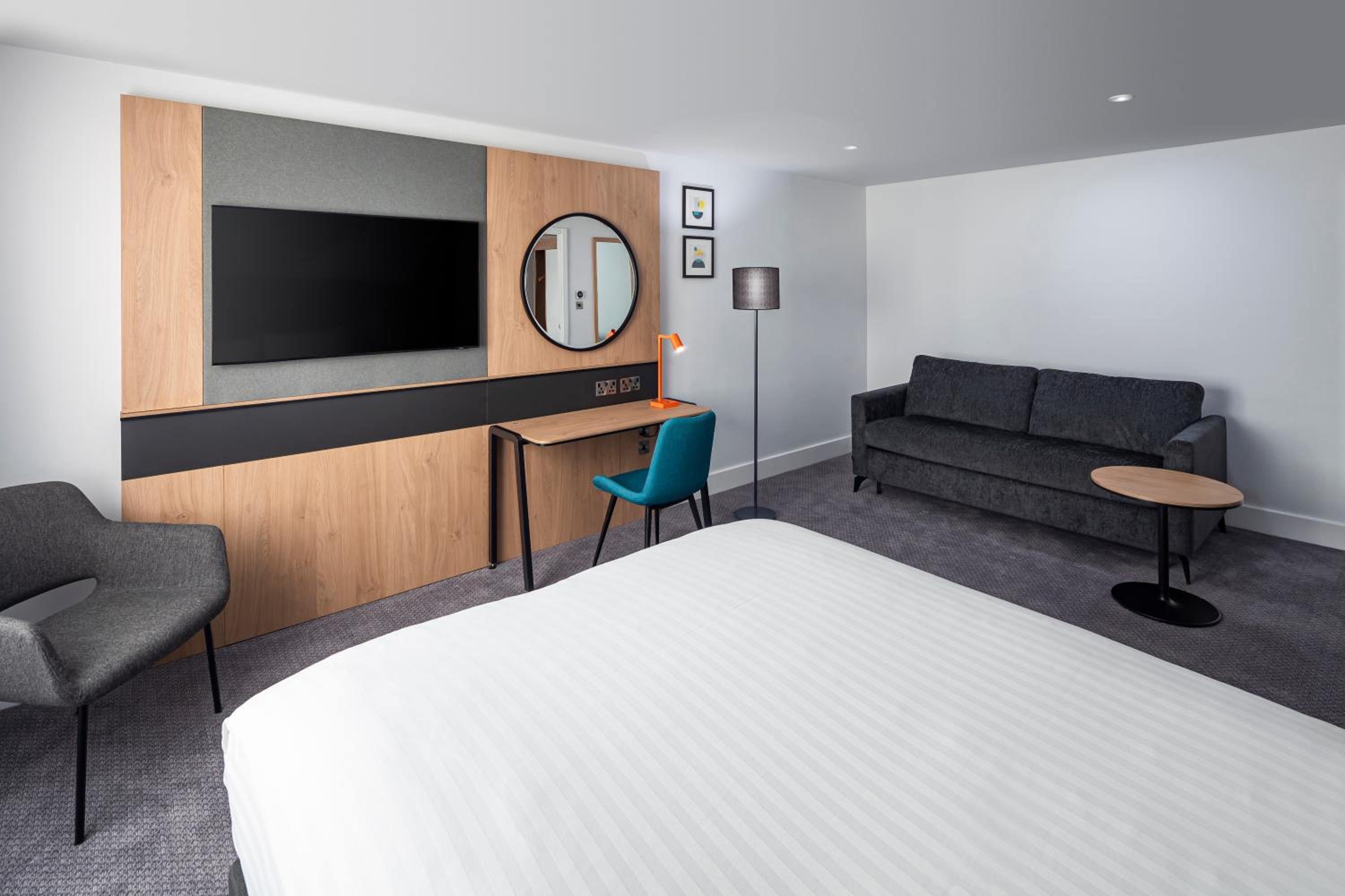 Standard King Room with Two Single Beds - Photo 2