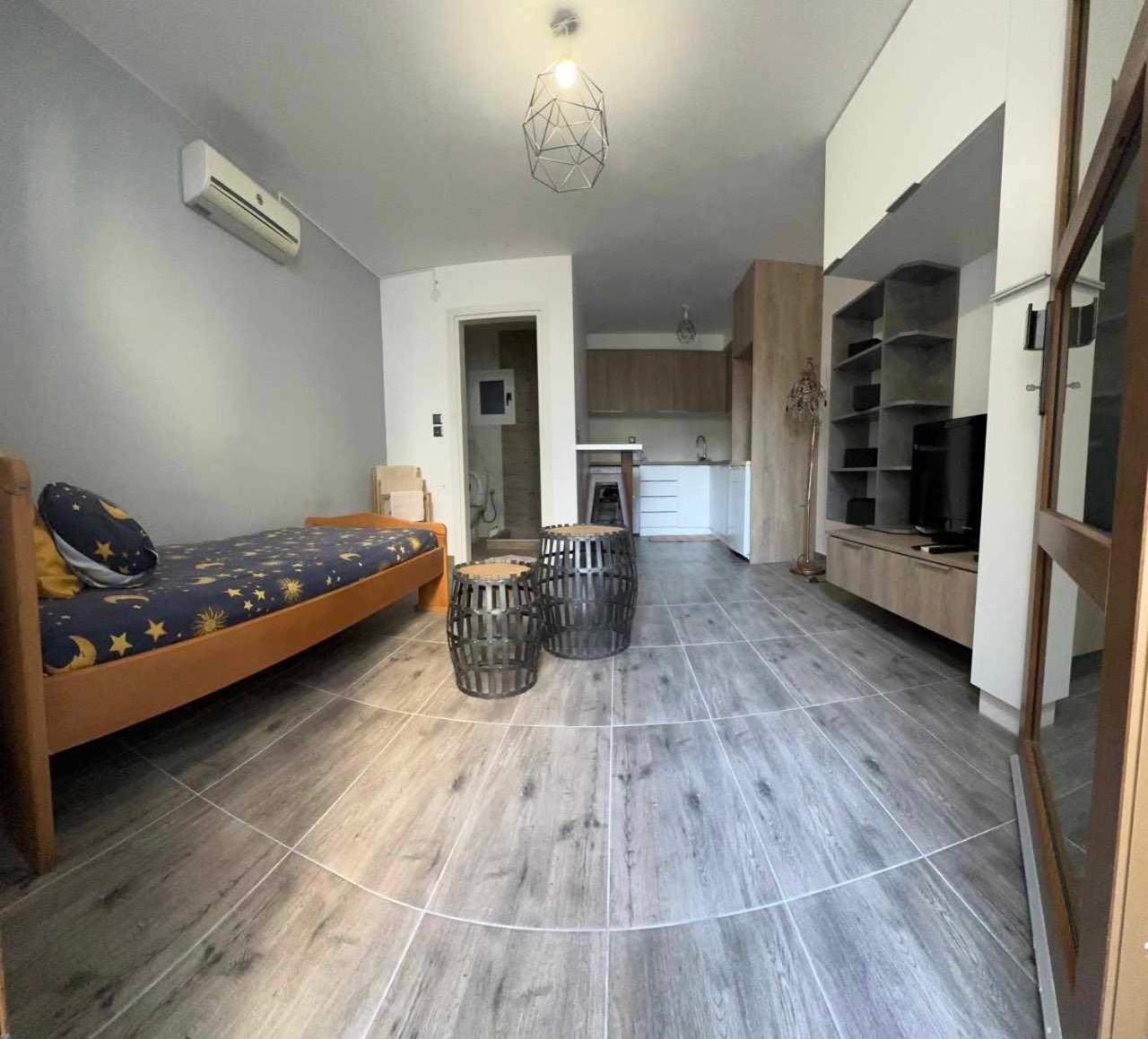 One-Bedroom Apartment photo 1