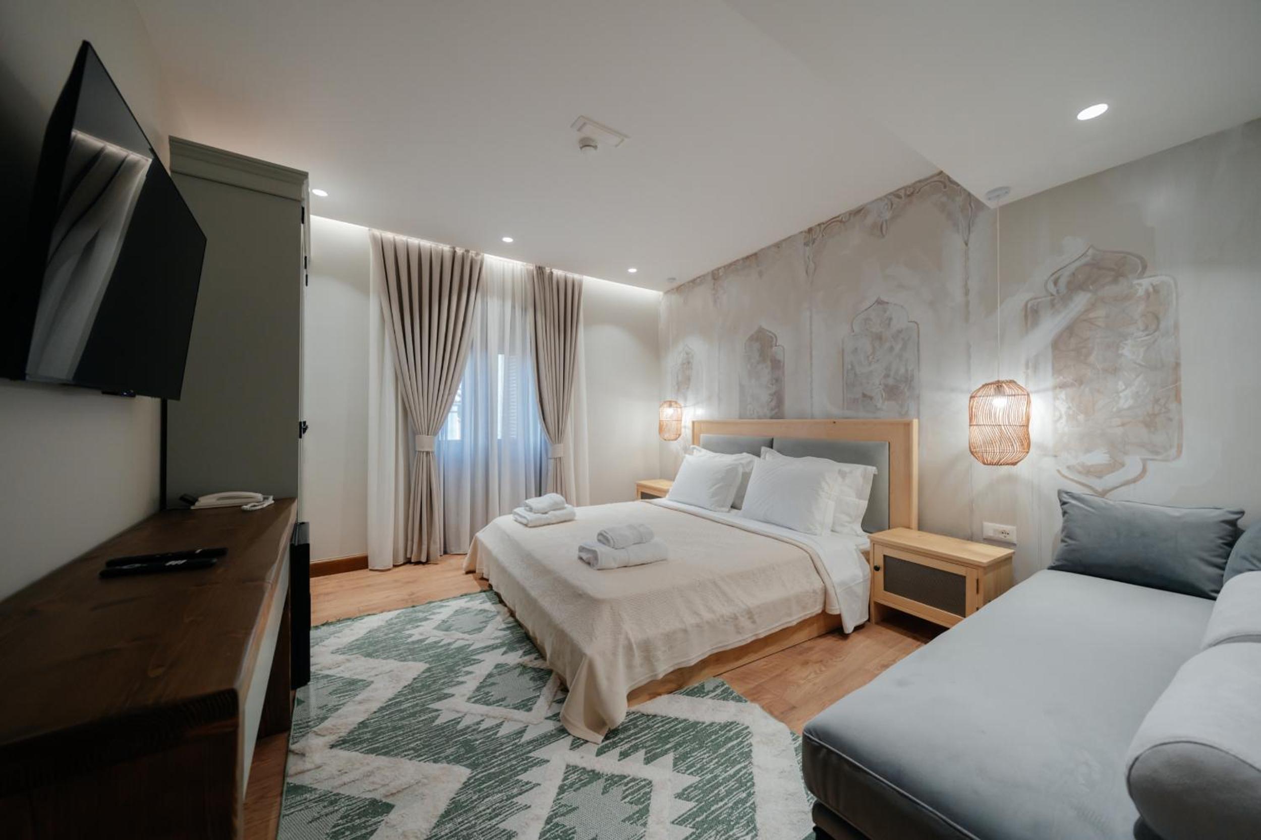 Deluxe Double Room (2 Adults + 1 Child)