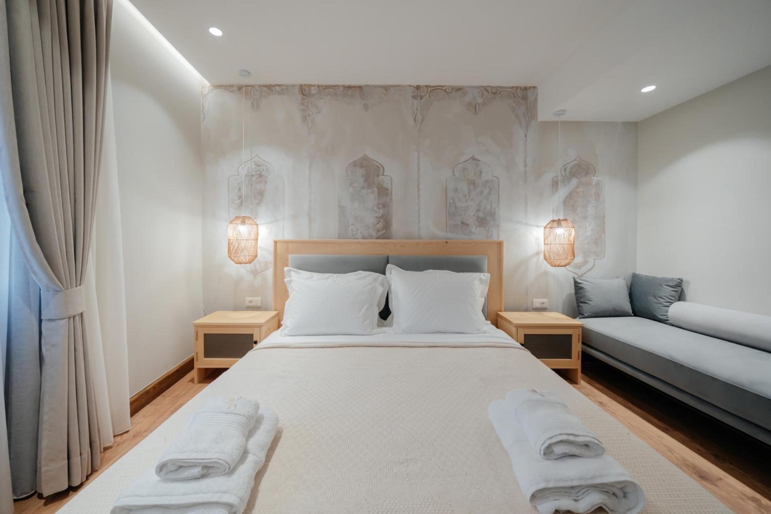 Deluxe Double Room (2 Adults + 1 Child)